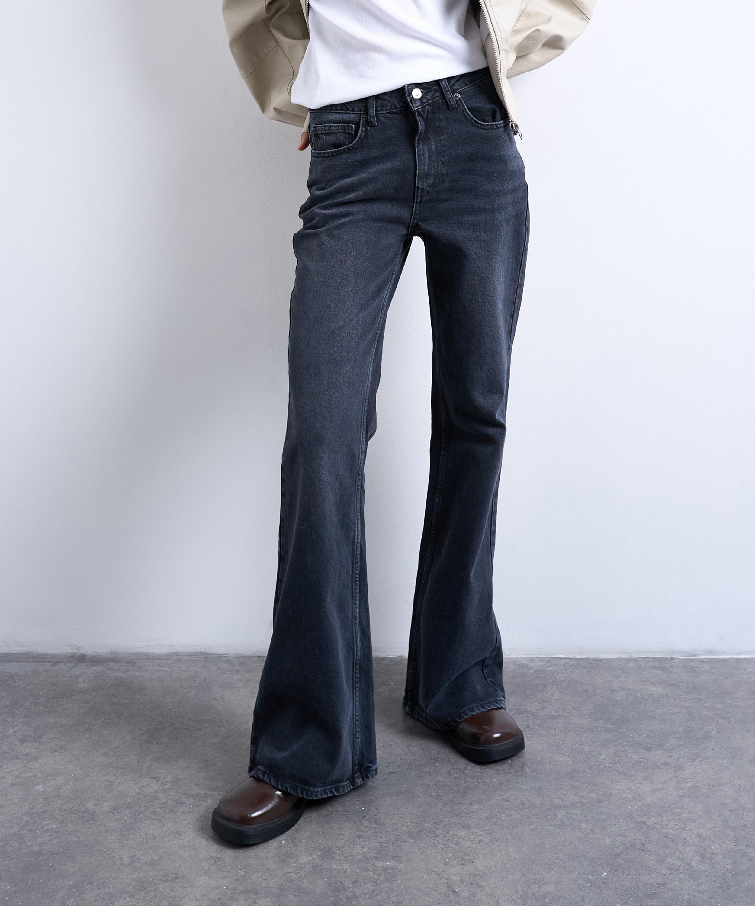 TOPSHOP - Pippa Mid-Rise Comfort Stretch Flare Jeans in Washed Black image number 1