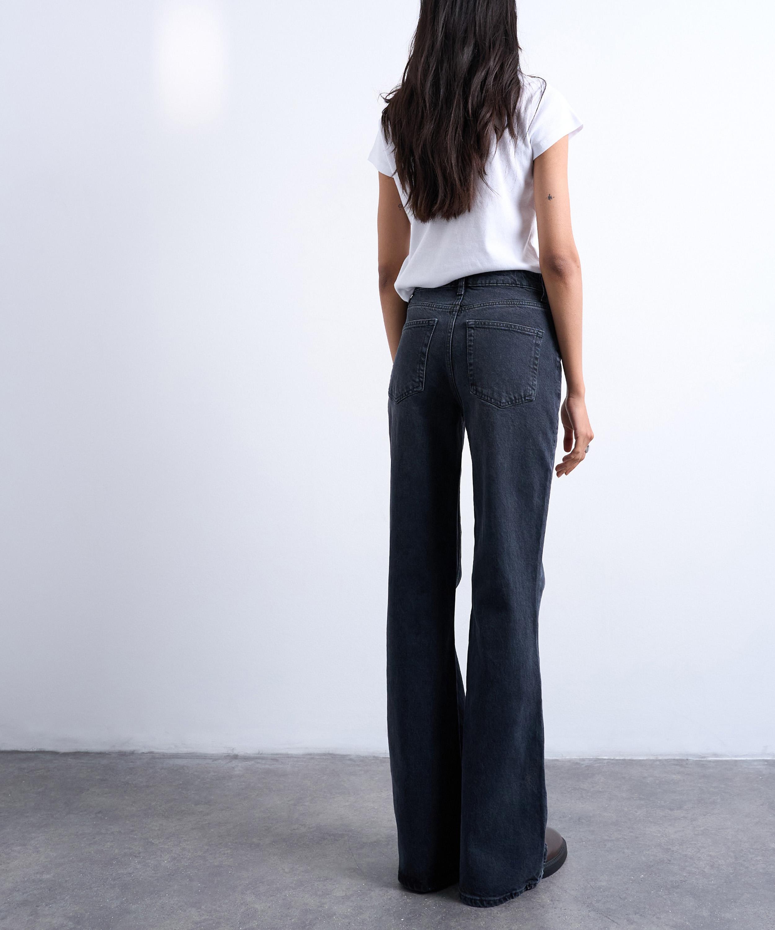 TOPSHOP - Pippa Mid-Rise Comfort Stretch Flare Jeans in Washed Black image number 2