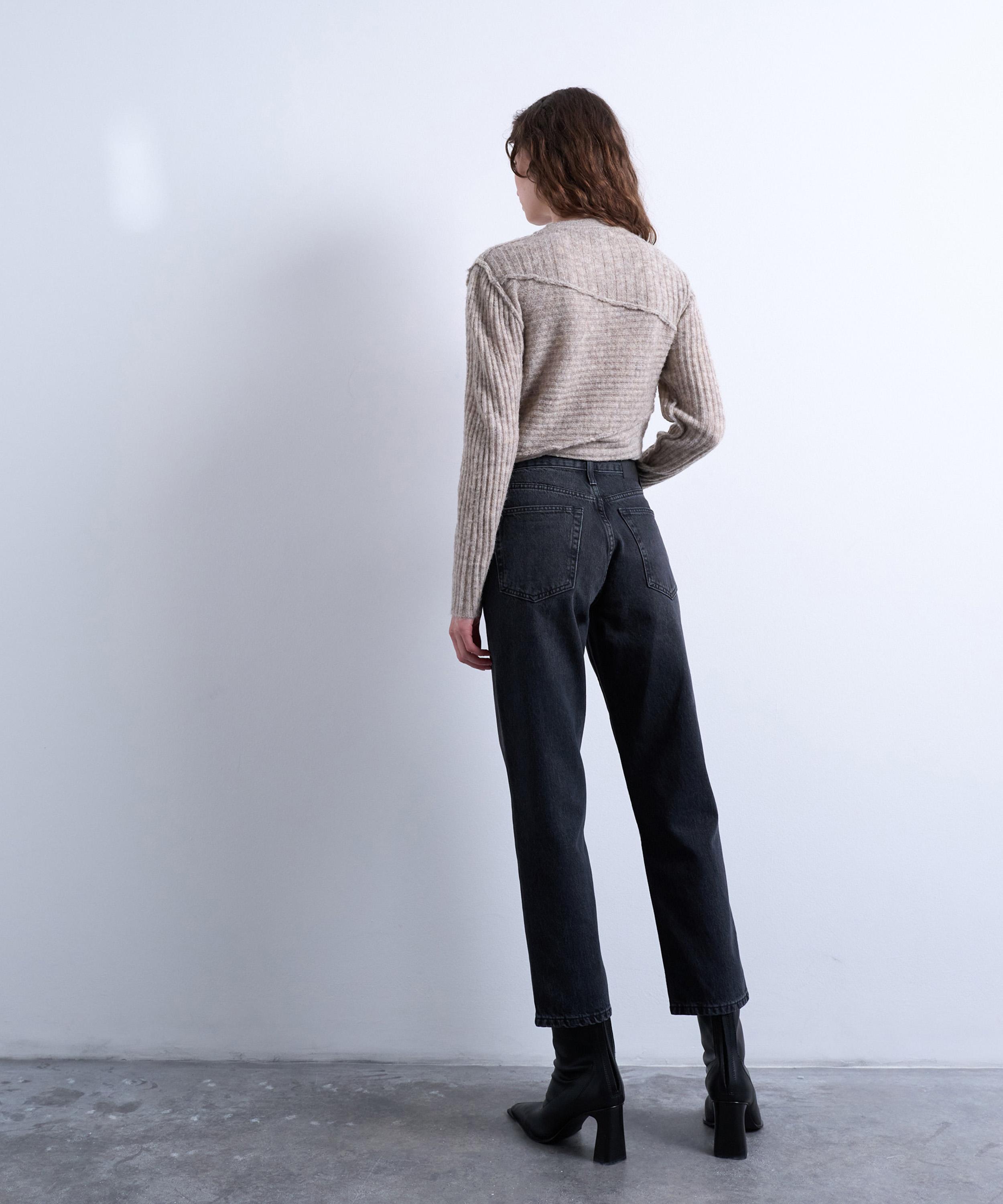 TOPSHOP - Runway Mid-Rise Straight Cropped Jeans in Washed Black image number 3