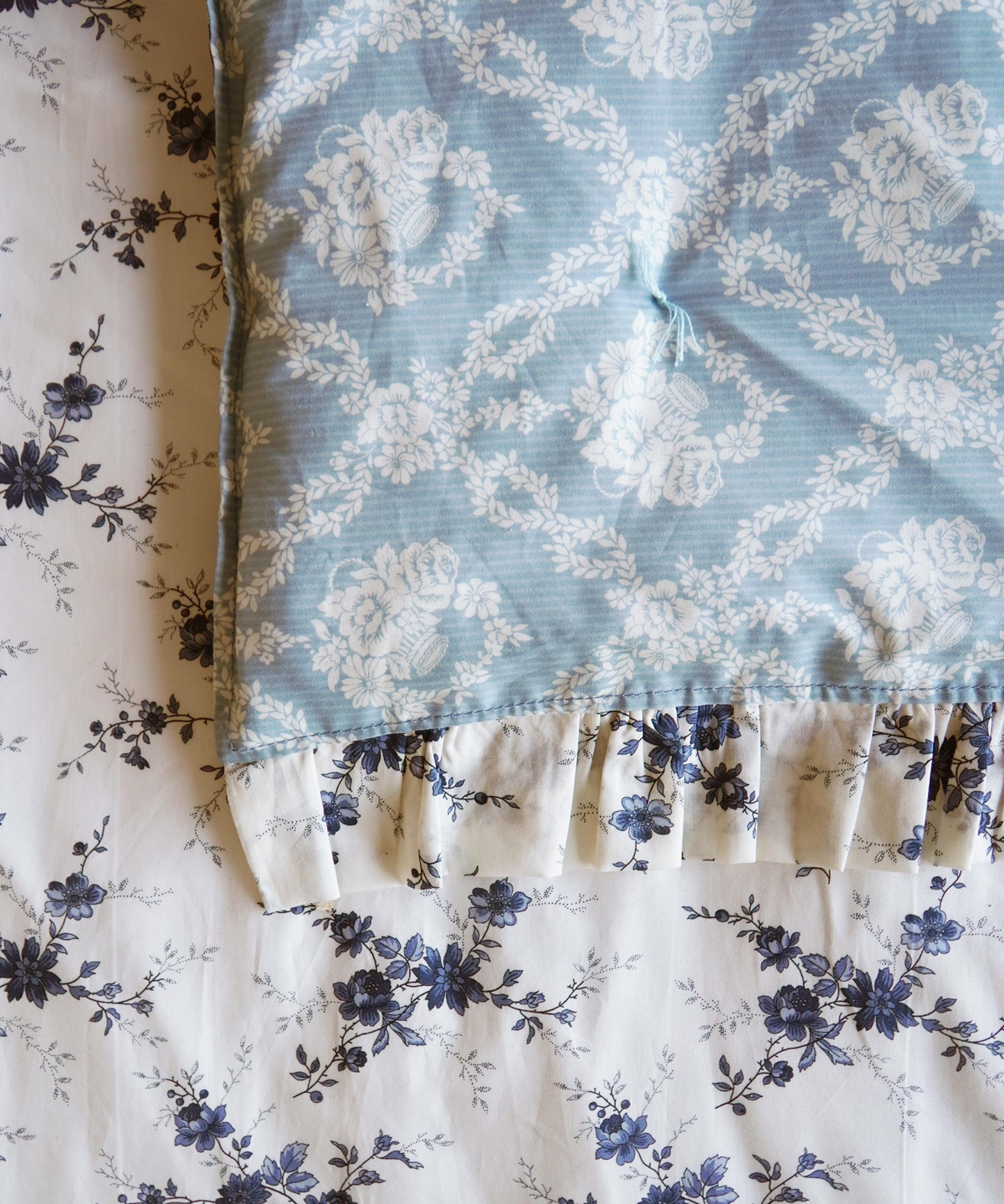 Coco & Wolf - Amelie Luise Garland Hampers Tana Lawn&trade; Cotton Reversible Ruffle Super King Heirloom Quilt image number 2