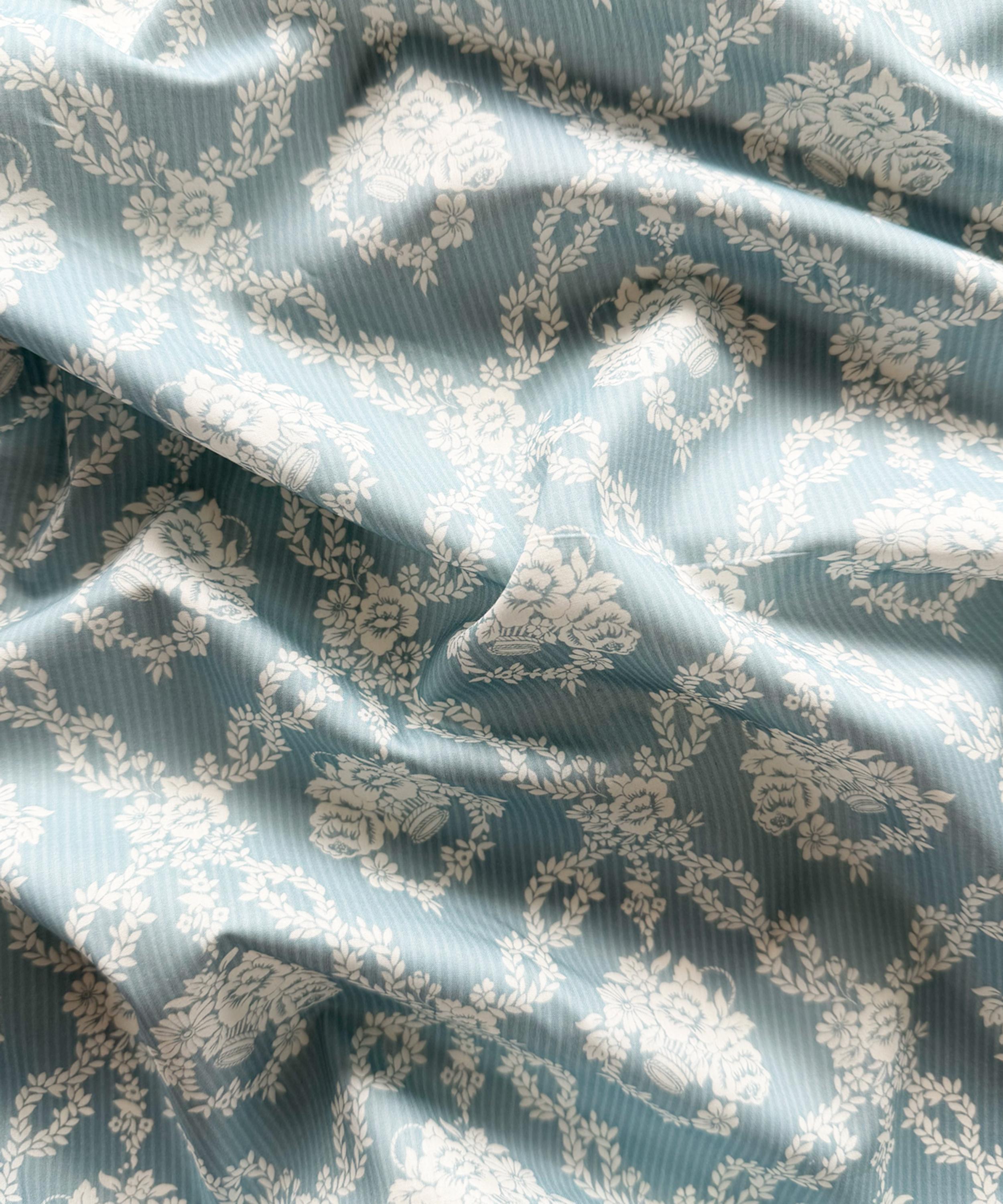 Coco & Wolf - Amelie Luise Garland Hampers Tana Lawn&trade; Cotton Reversible Ruffle Super King Heirloom Quilt image number 4