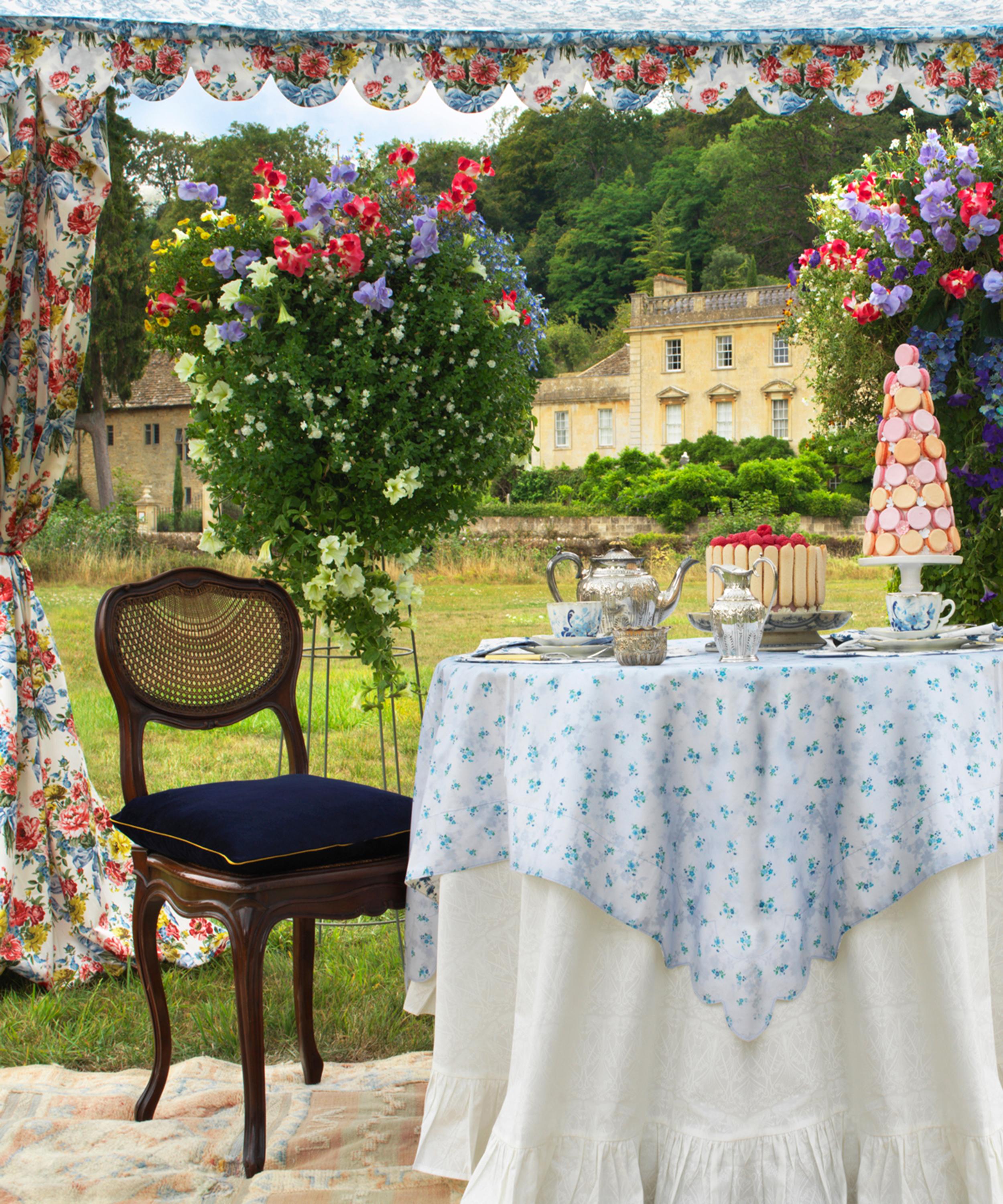 Coco & Wolf - Amelie Luise Posy Corsage Tana Lawn&trade; Cotton Scalloped Corner Reversible Square Tablecloth image number 1
