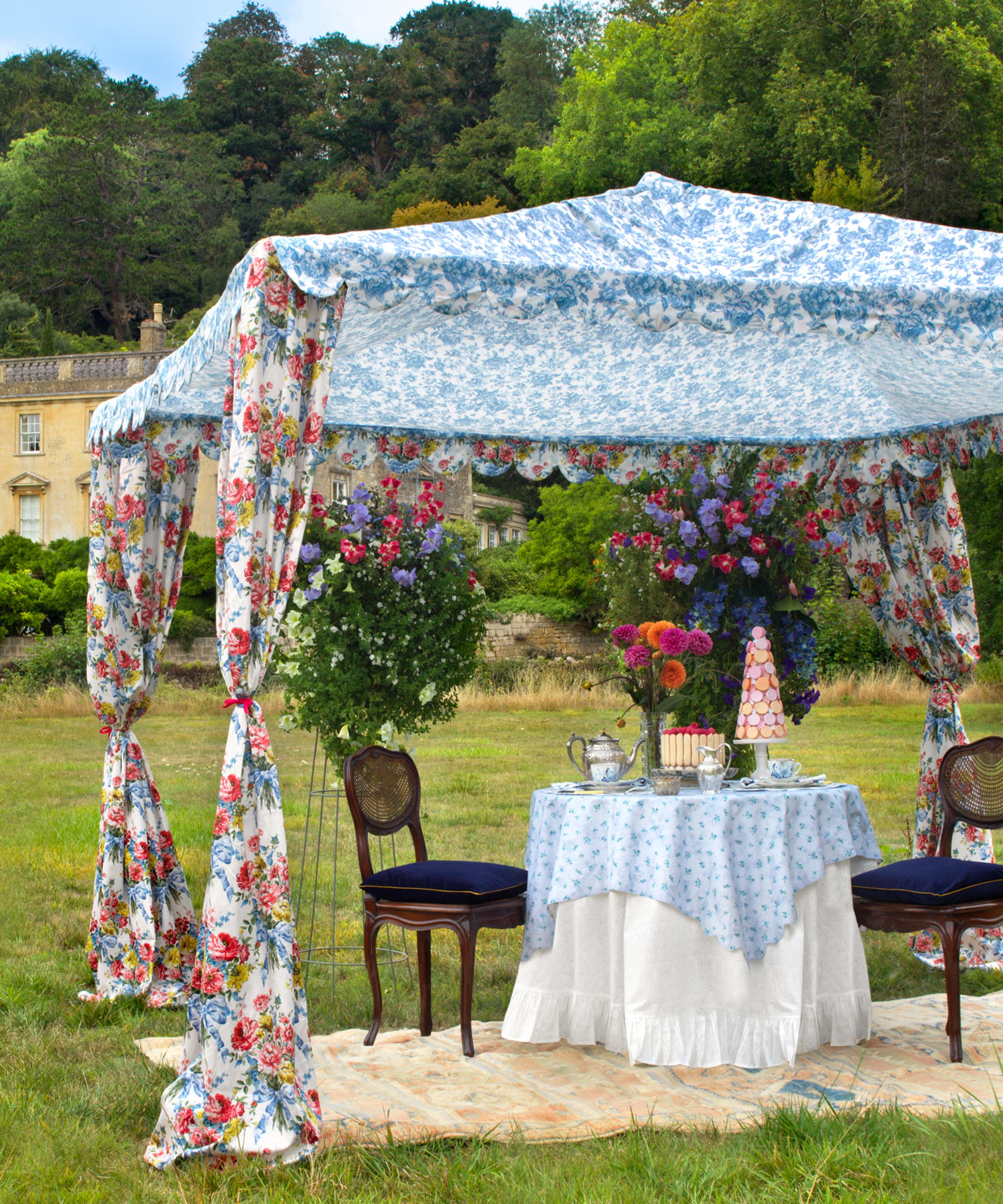 Coco & Wolf - Amelie Luise Posy Corsage Tana Lawn&trade; Cotton Scalloped Corner Reversible Square Tablecloth image number 2