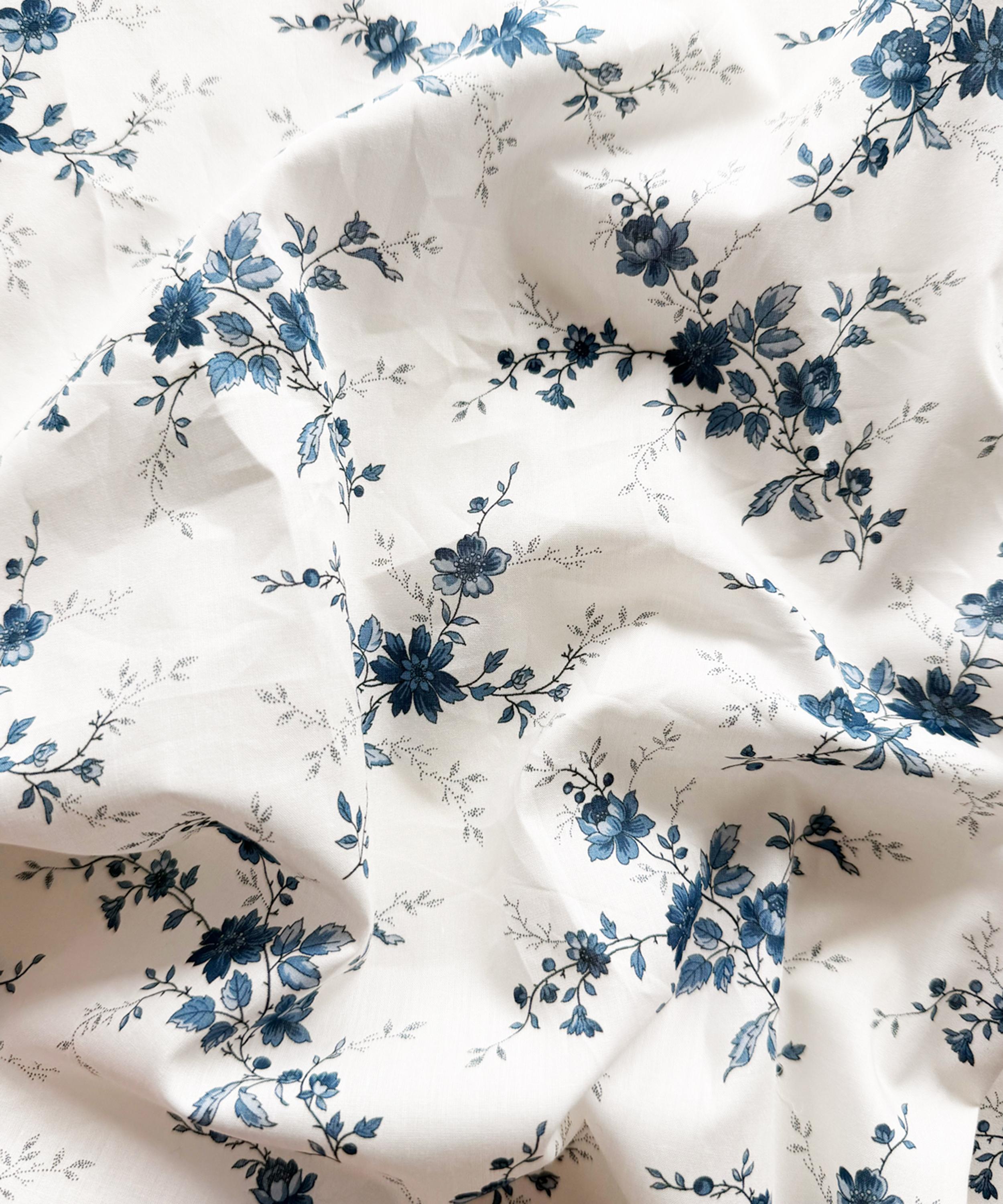 Coco & Wolf - Amelie Luise Posy Corsage Tana Lawn&trade; Cotton Scalloped Corner Reversible Square Tablecloth image number 4