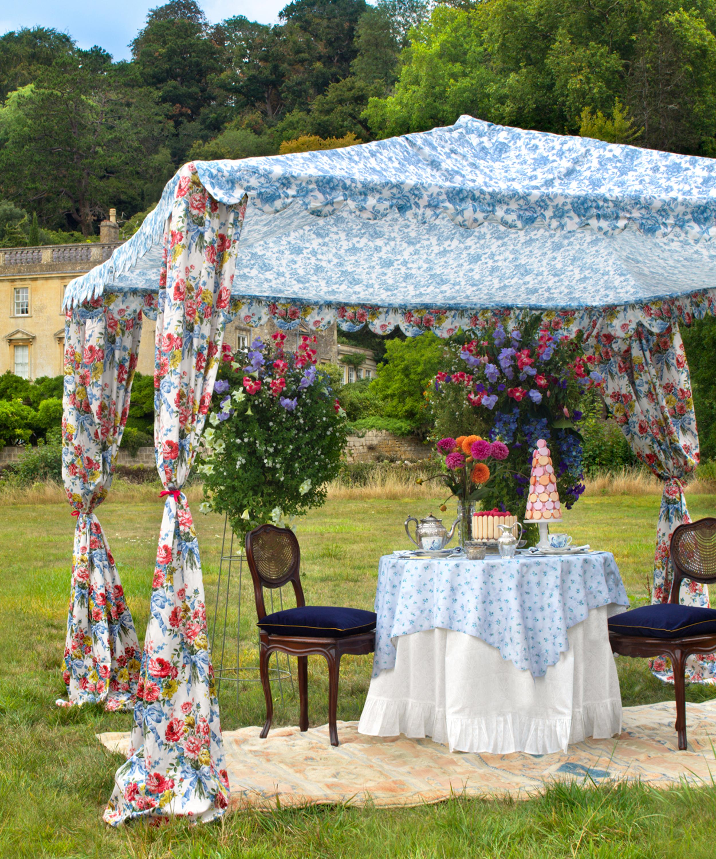 Coco & Wolf - Amelie Luise Posy Corsage Tana Lawn&trade; Cotton Scalloped Corner Reversible Medium Tablecloth image number 2