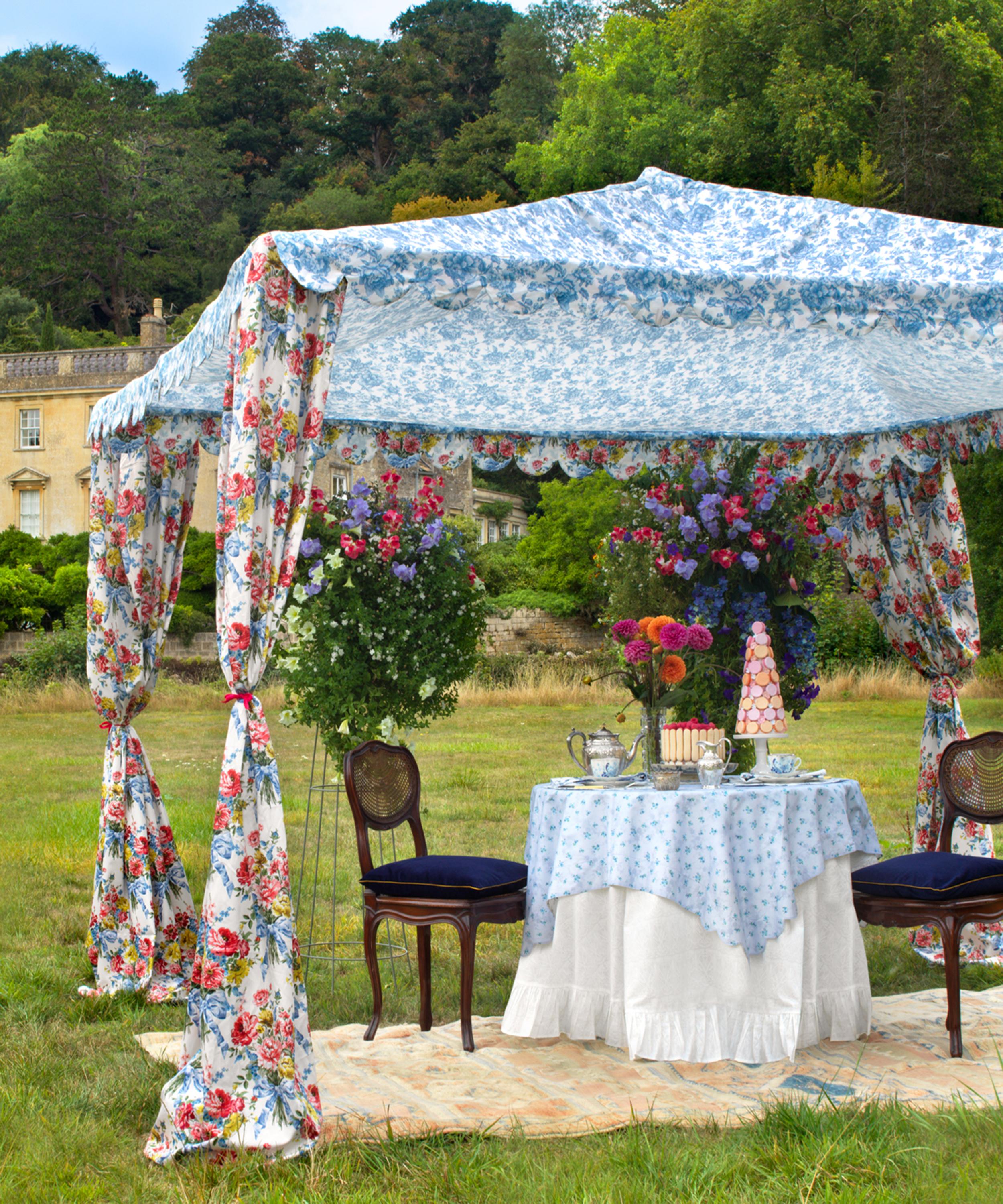 Coco & Wolf - Amelie Luise Posy Corsage Tana Lawn&trade; Cotton Scalloped Corner Reversible Large Tablecloth image number 2