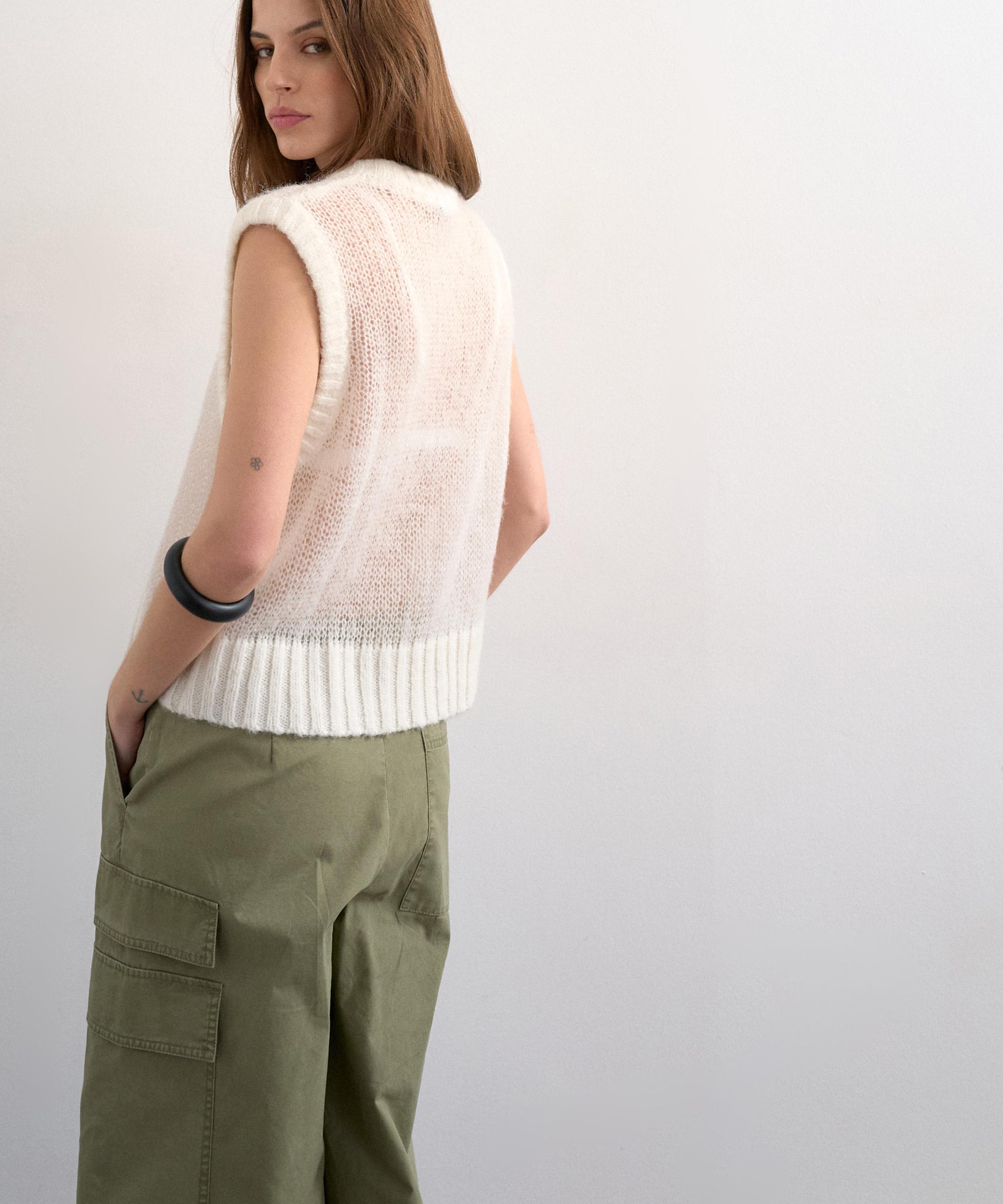 TOPSHOP - Knitted Sheer Embroidered Floral Vest image number 3