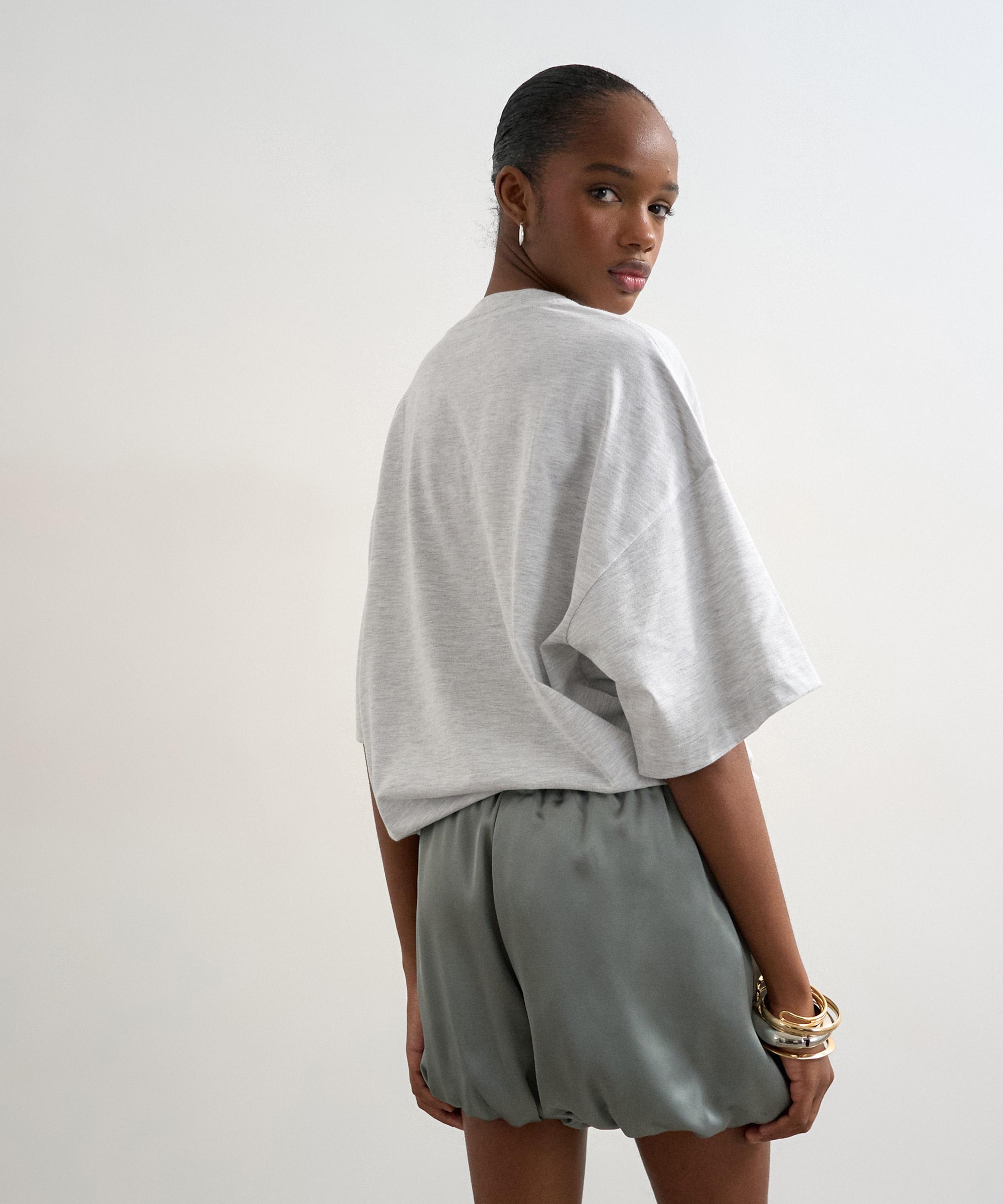 TOPSHOP - Sage Satin Bubble Shorts image number 4