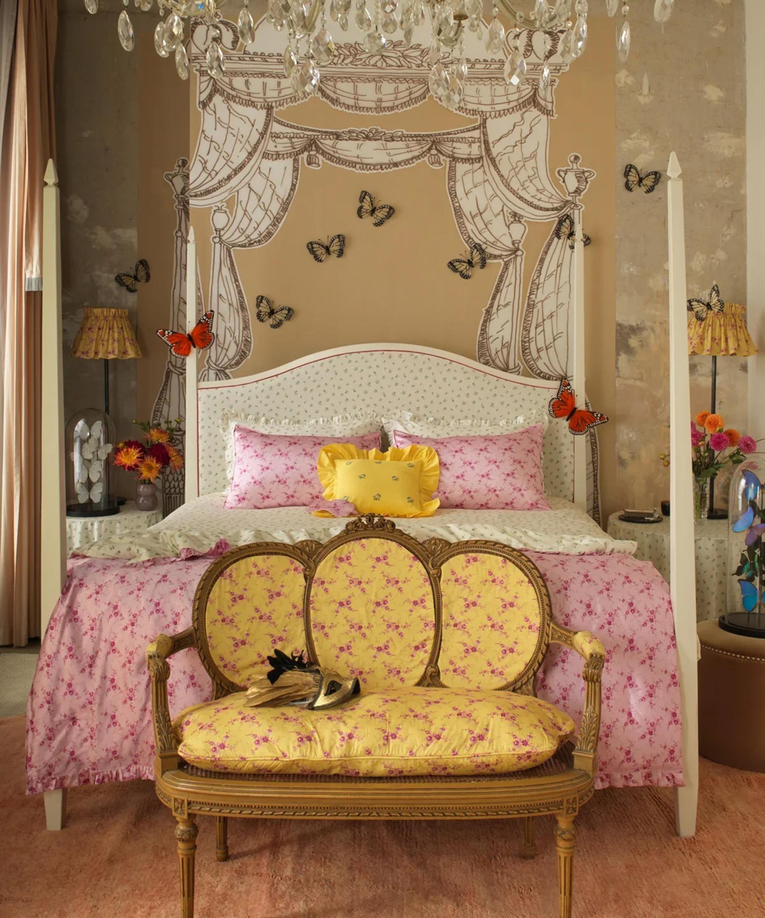 Coco & Wolf - Posy Corsage Amelie Luise Cotton-Silk Reversible Ruffle King Heirloom Quilt image number 1