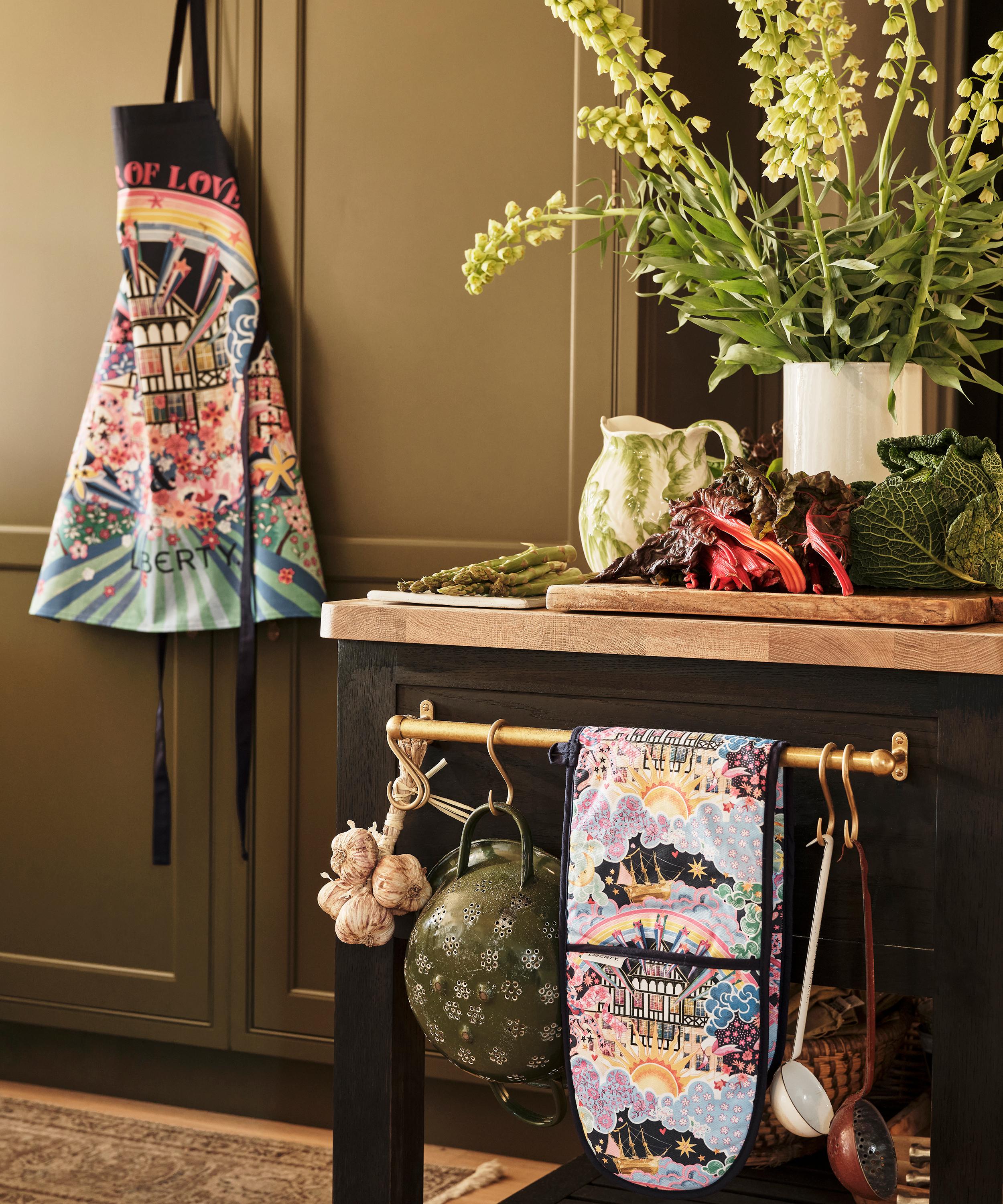 Liberty - Power of Love Double Oven Mitt image number 1