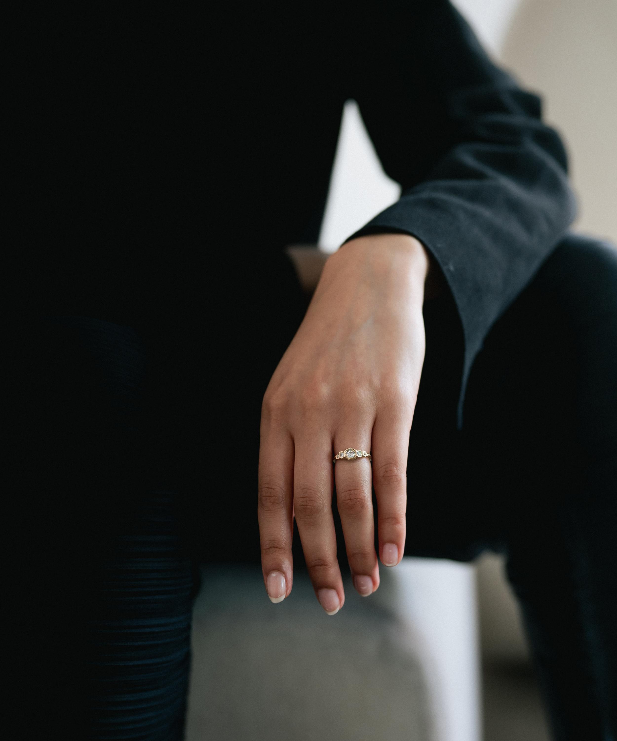 Ellis Mhairi Cameron - 14ct Gold Five Stone Diamond Engagement Ring image number 1