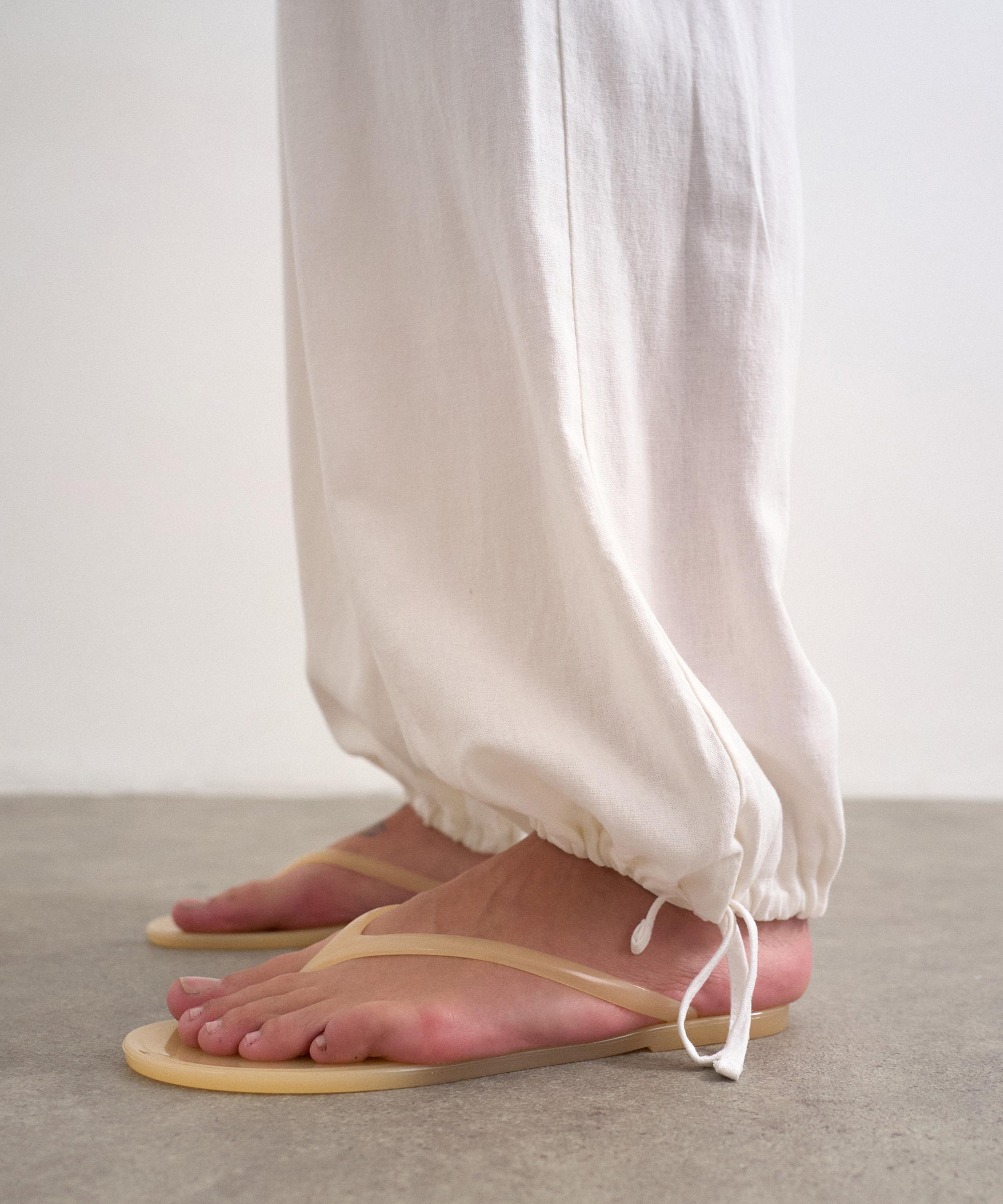 TOPSHOP - White Linen Elasticated Waist Balloon Trousers image number 4