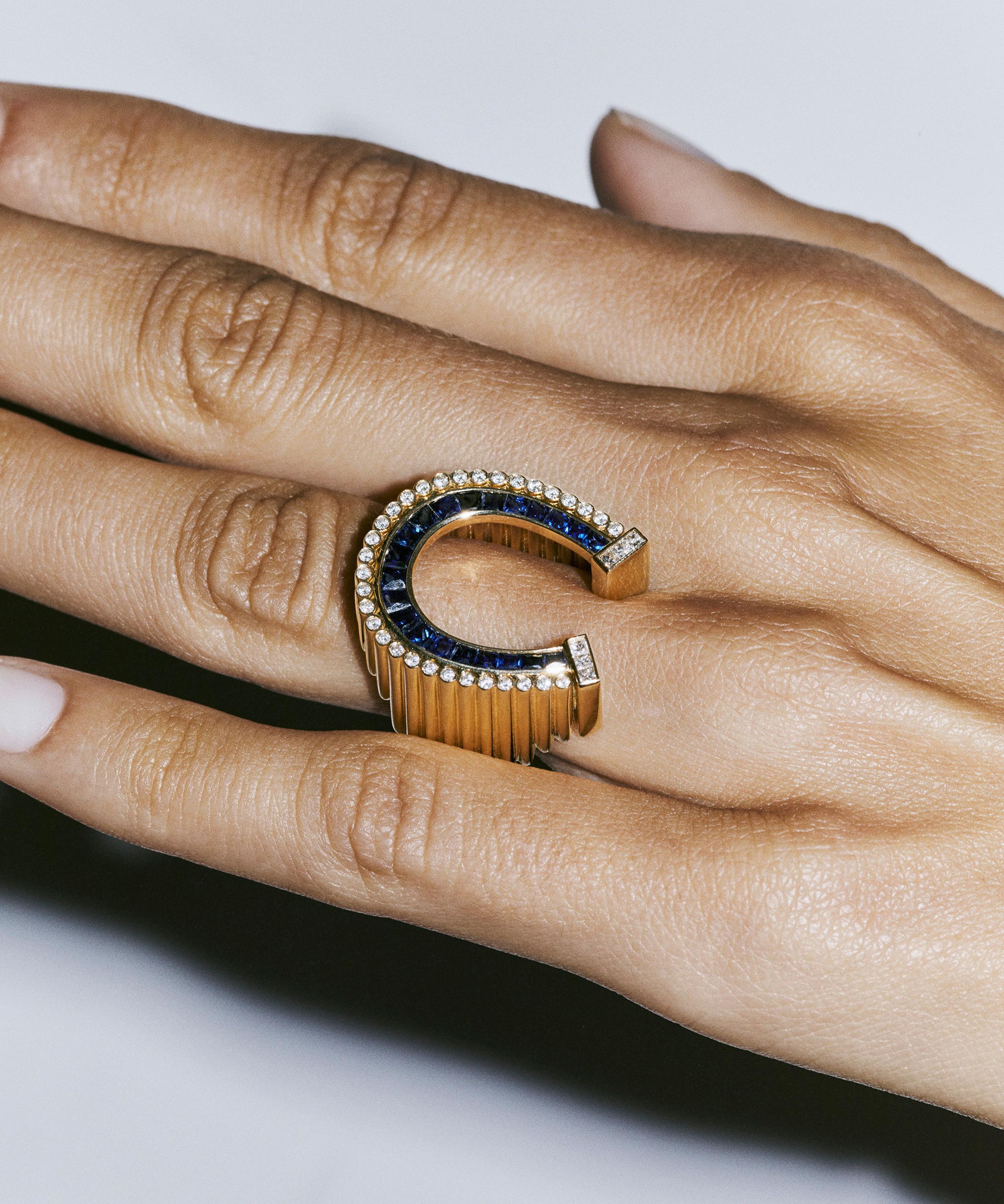 Marie Lichtenberg - 18ct Gold Sapphire Horseshoe Ring image number 1