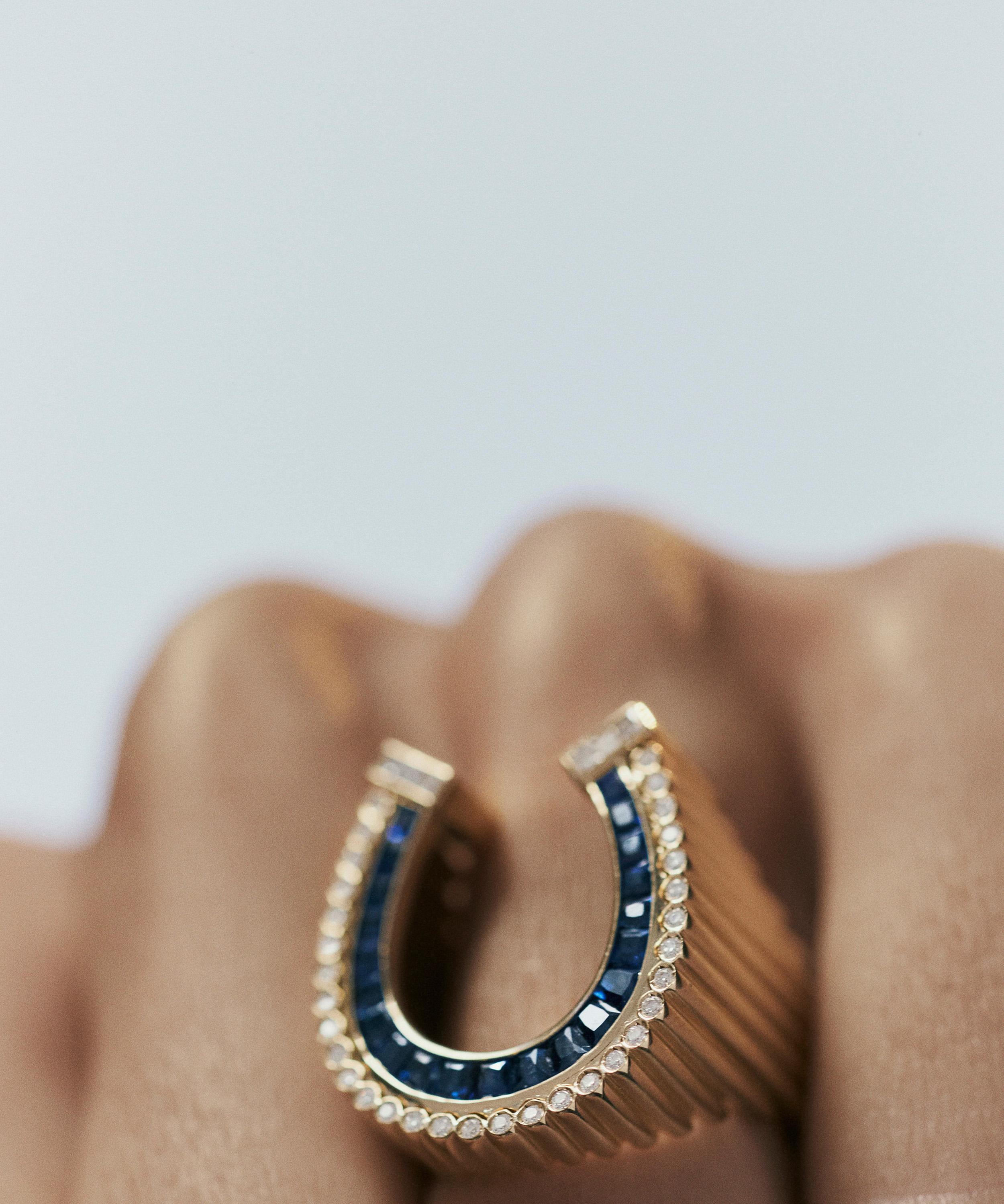 Marie Lichtenberg - 18ct Gold Sapphire Horseshoe Ring image number 2