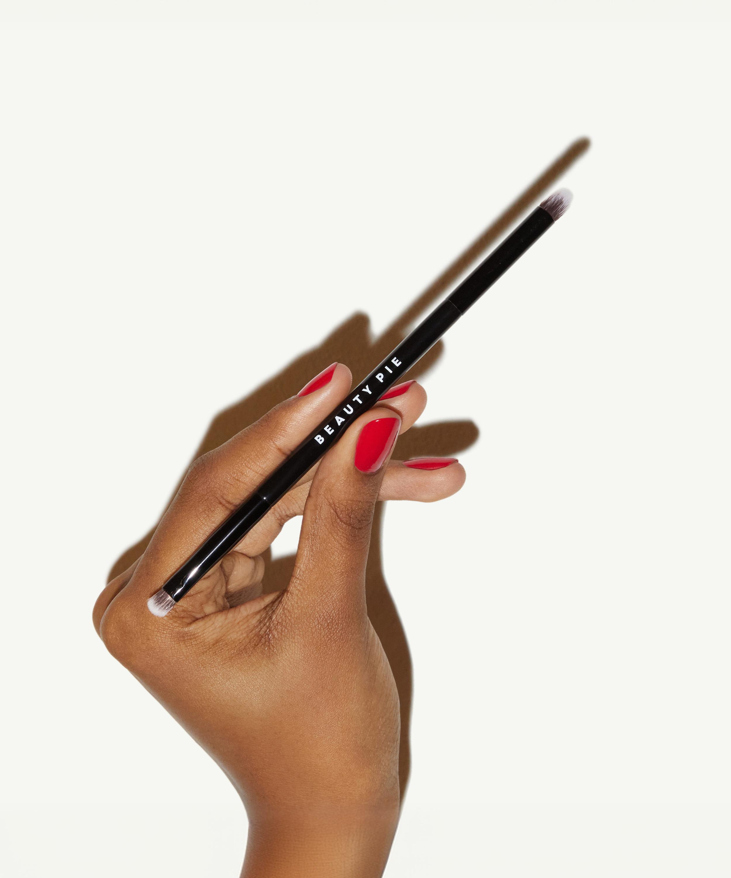 Beauty Pie - Shape and Smudge Eyeshadow Brush image number 1