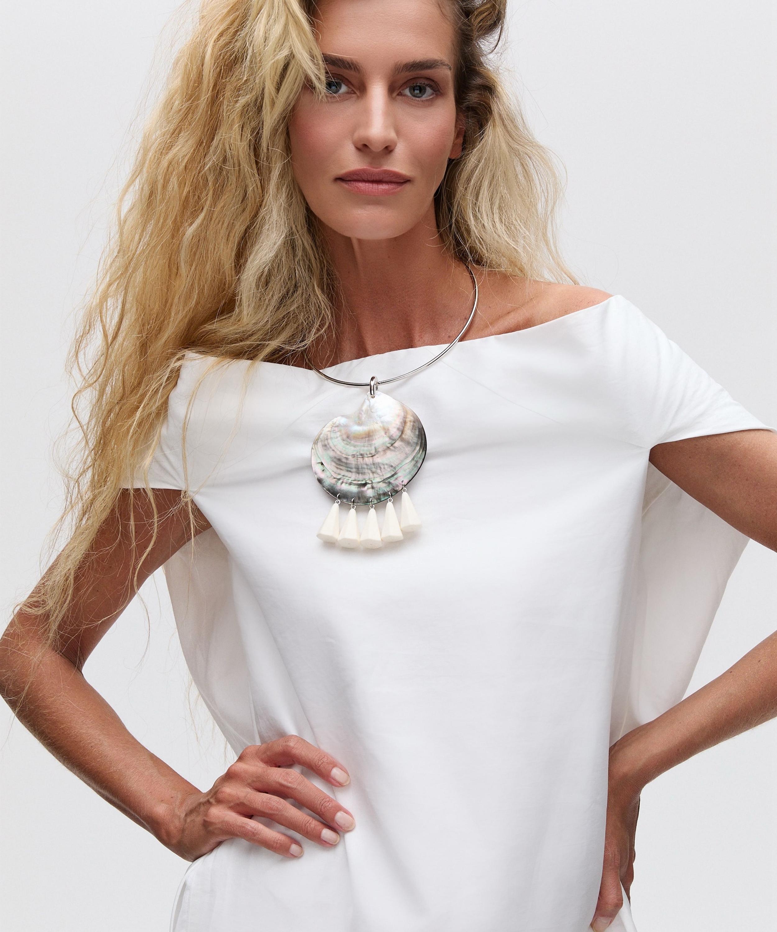 Julietta - Nacre Pendant Necklace image number 1