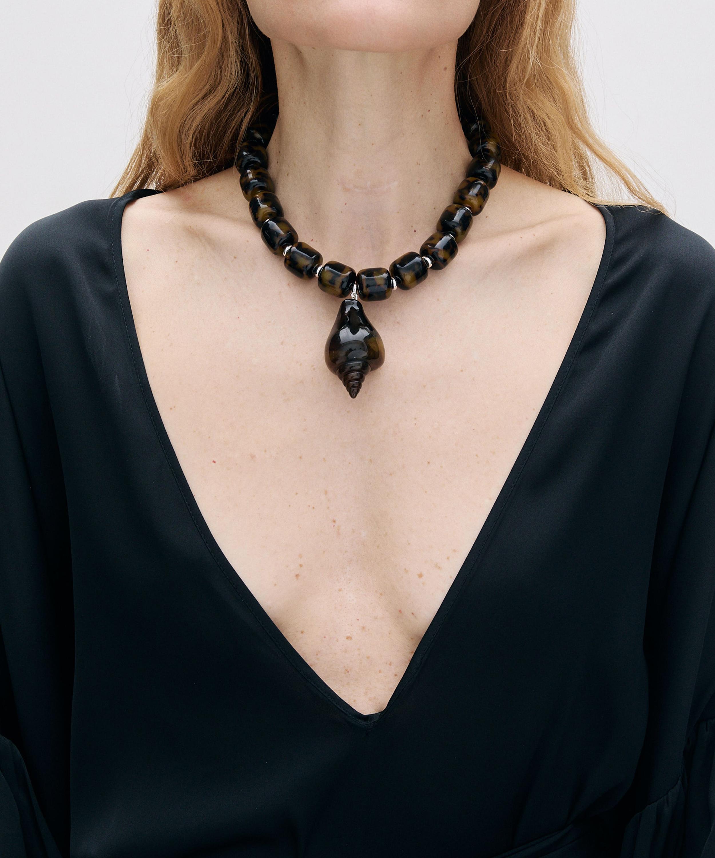 Julietta - Concha Pendant Necklace image number 1