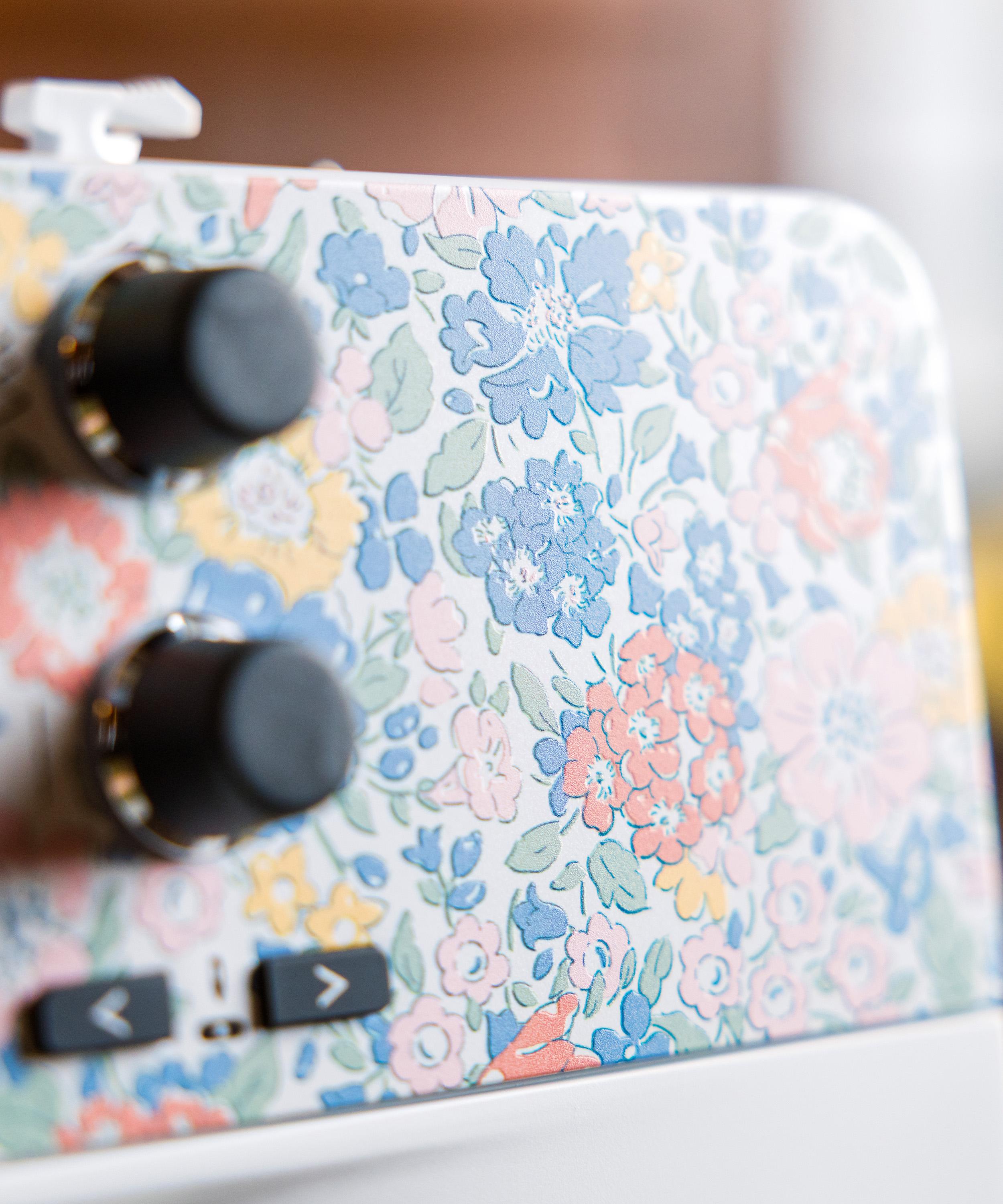 Bernina - Bernina x Liberty 580 Sewing Machine image number 3