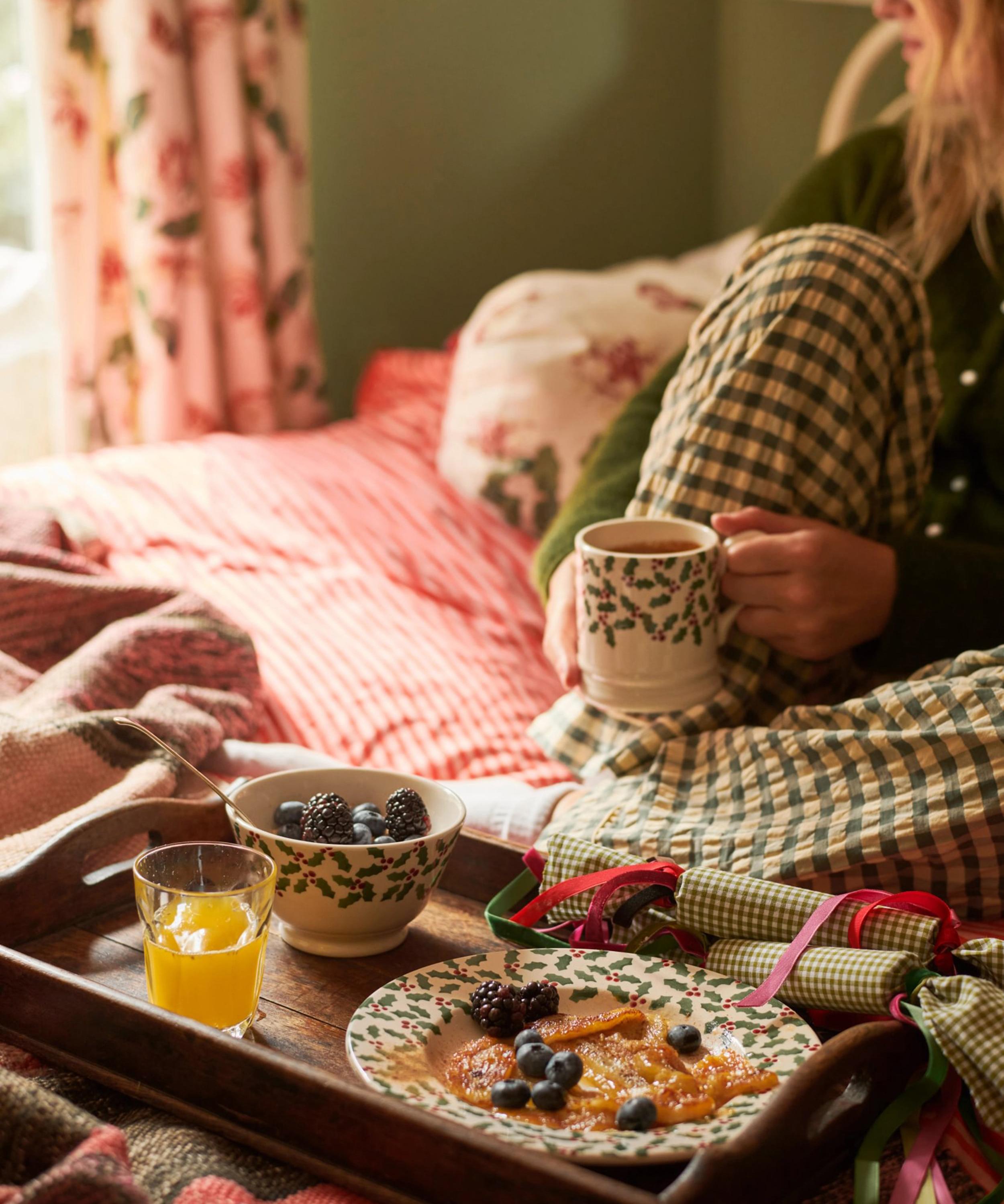 Emma Bridgewater - Tiny Scattered Holly Half-Pint Mug image number 2
