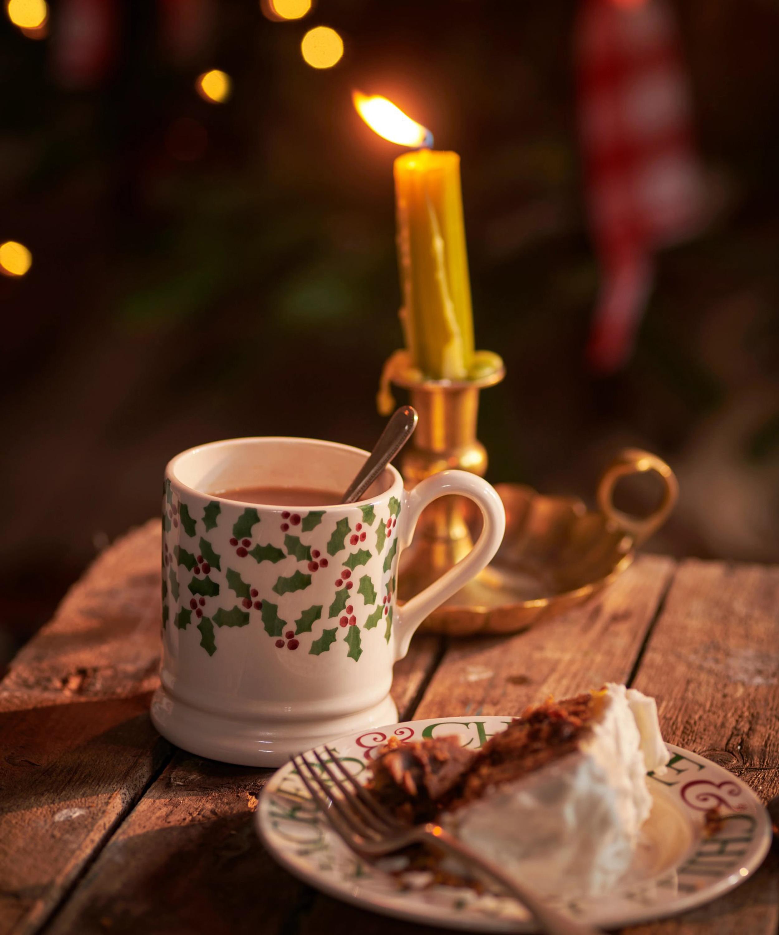 Emma Bridgewater - Tiny Scattered Holly Half-Pint Mug image number 3
