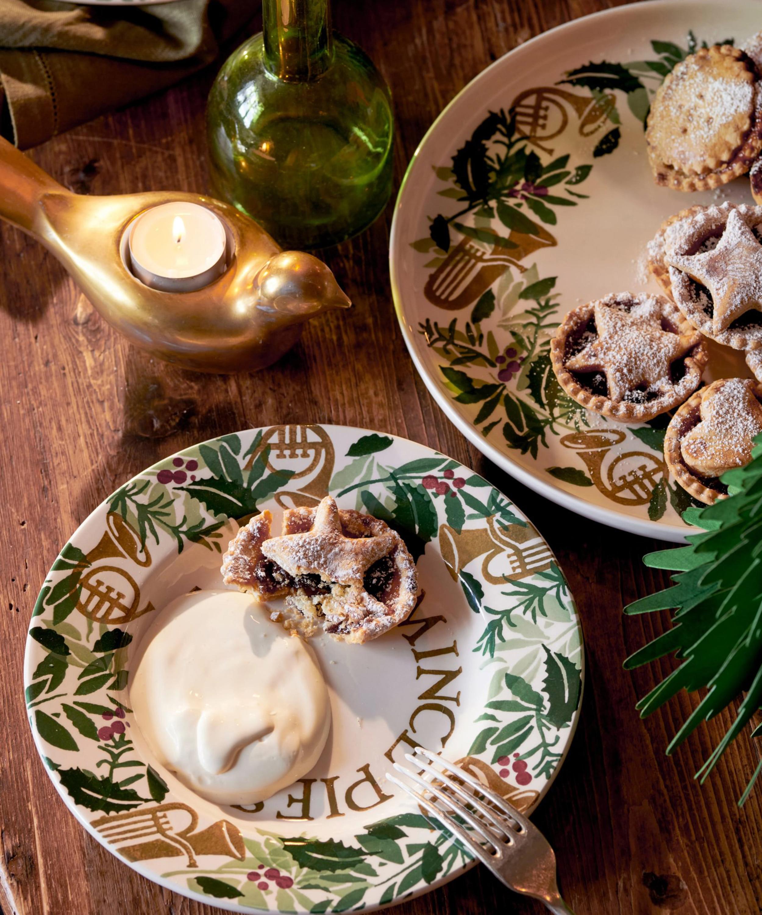 Emma Bridgewater - Bring in the Green Mince Pies 8.5-Inch Plate image number 1