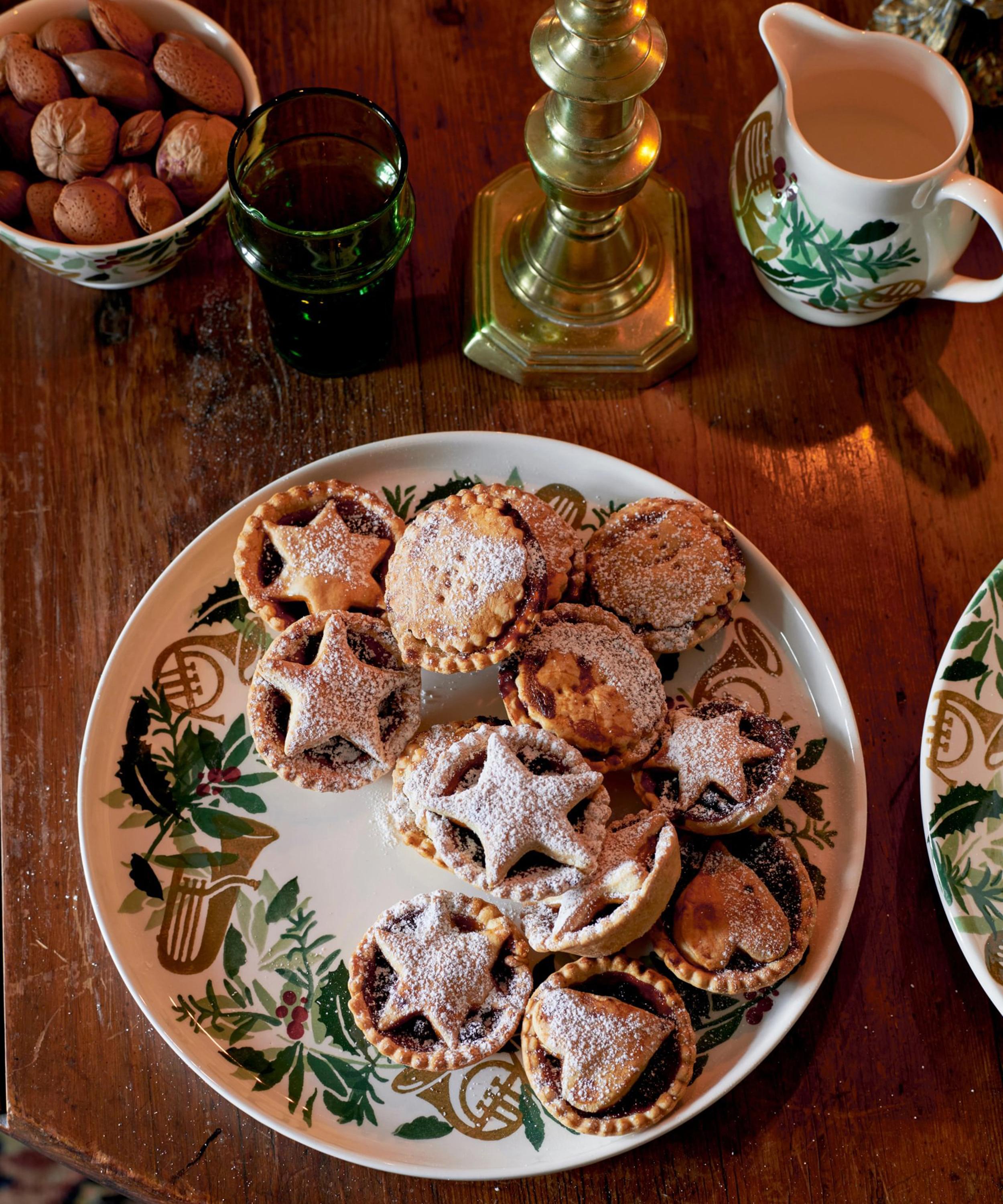 Emma Bridgewater - Bring in the Green Flat Serving Plate image number 1