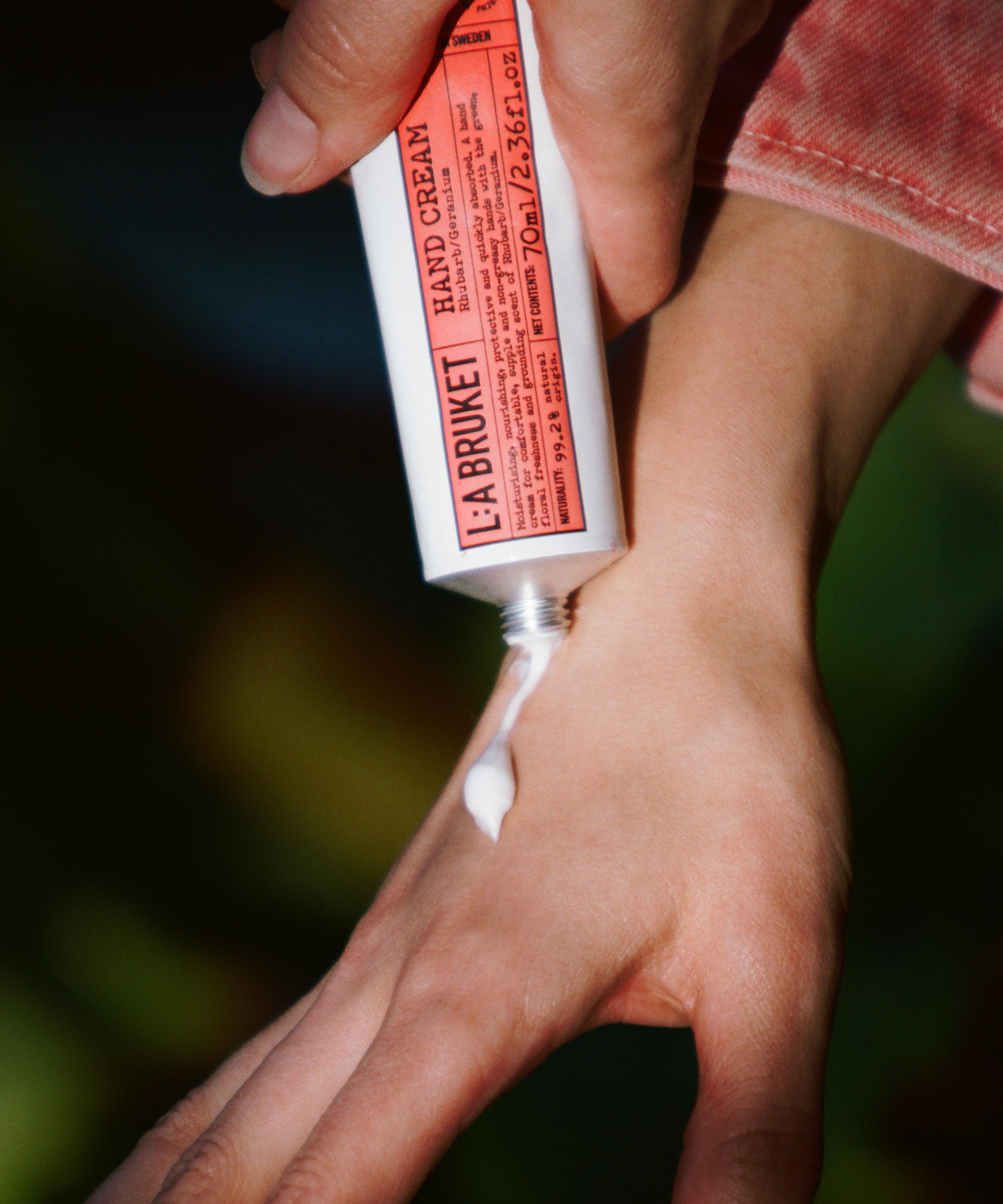 L:A Bruket - Hand Cream Rhubarb and Geranium 70ml image number 3