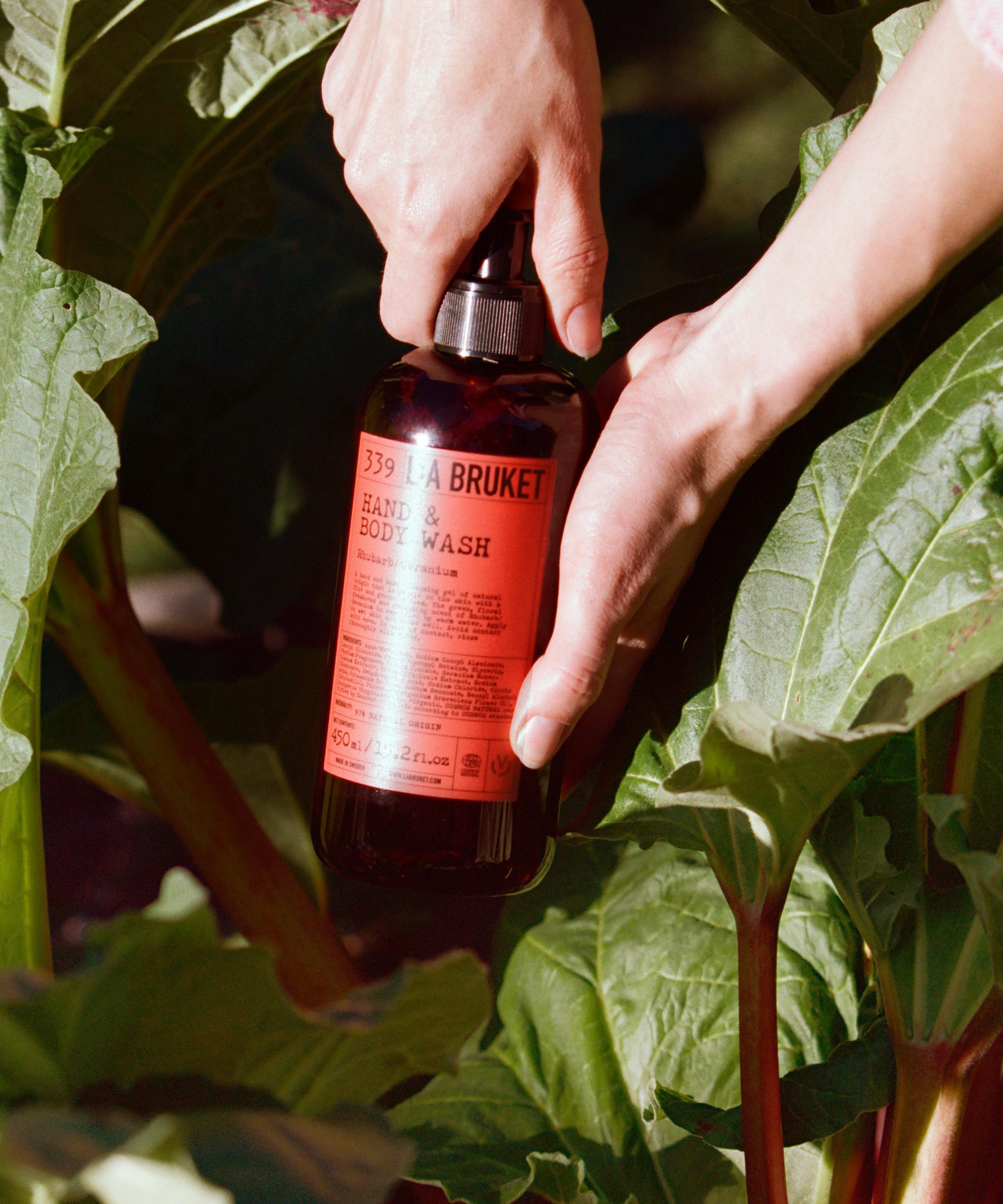 L:A Bruket - Hand and Body Wash Rhubarb and Geranium 450ml image number 2
