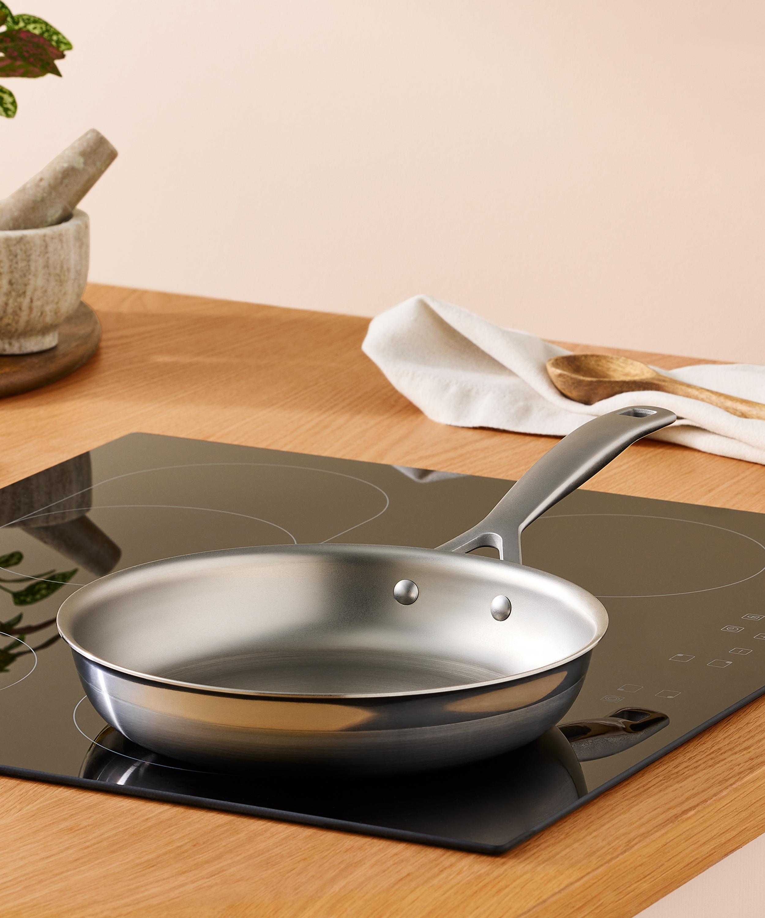 Le Creuset - Signature Stainless Steel Uncoated Shallow 26cm Frying Pan image number 5