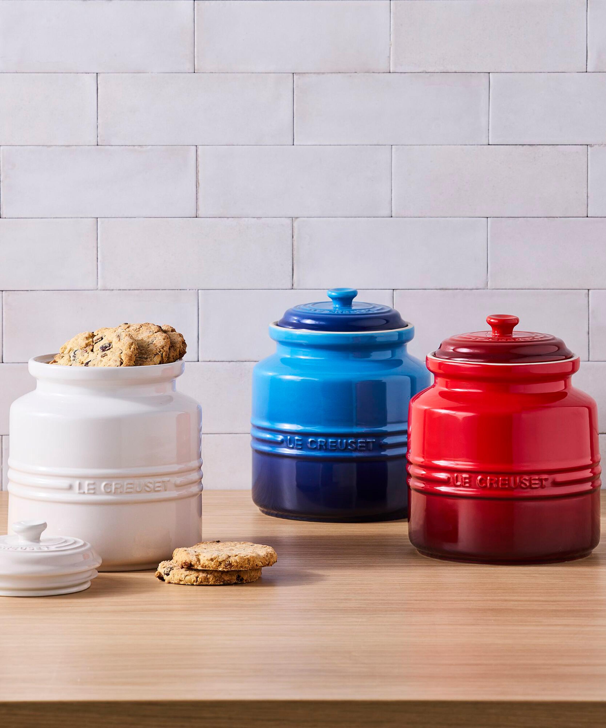 Le Creuset - Stoneware Biscuit Jar in Meringue image number 5