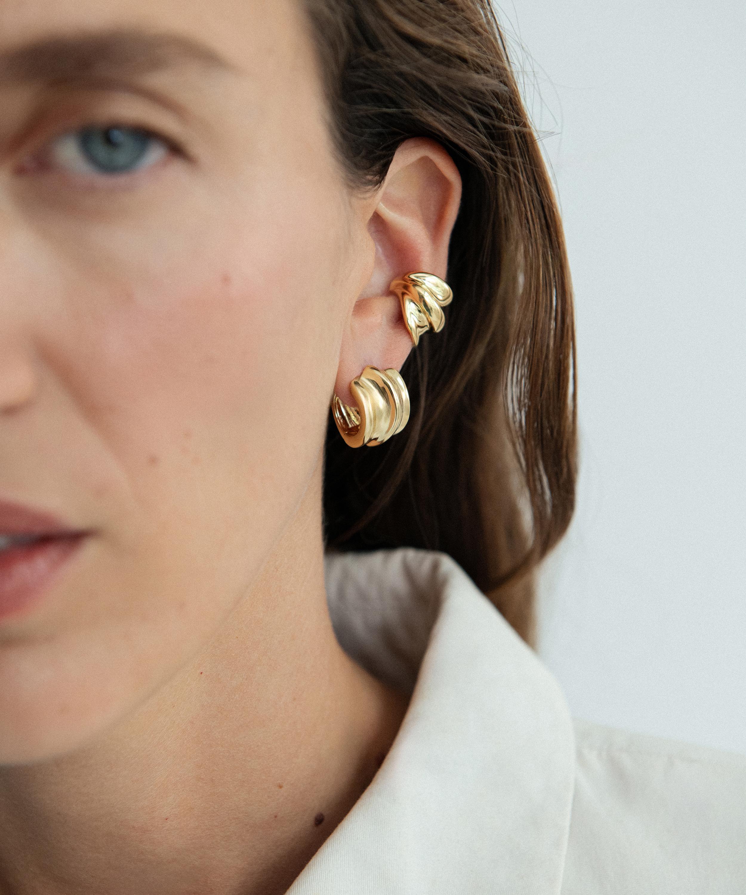 Otiumberg - 14ct Gold-Plated Vermeil Silver Small Wave Hoop Earrings image number 1