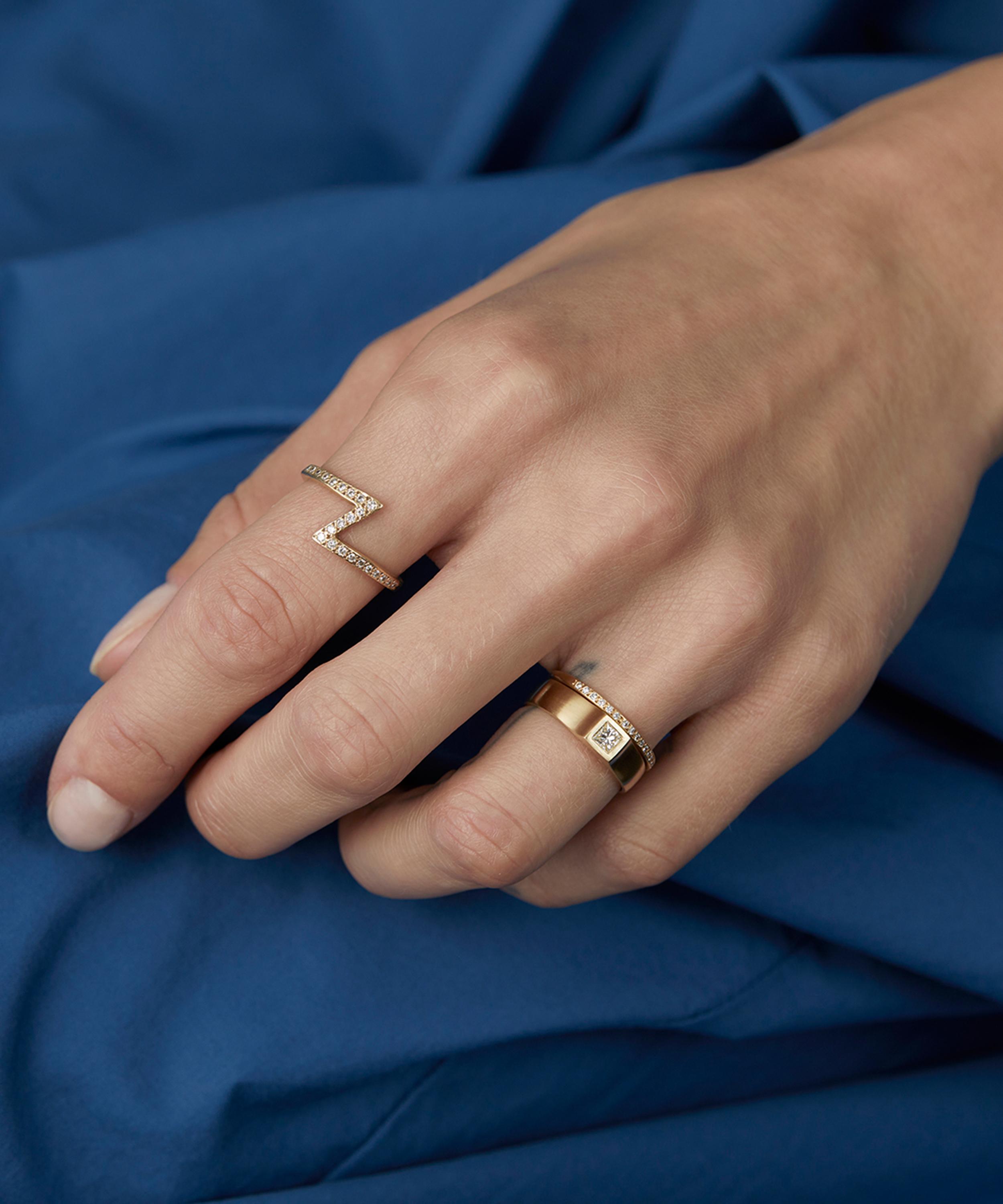 Satomi Kawakita - 18ct Gold Diamond Signet Ring image number 1