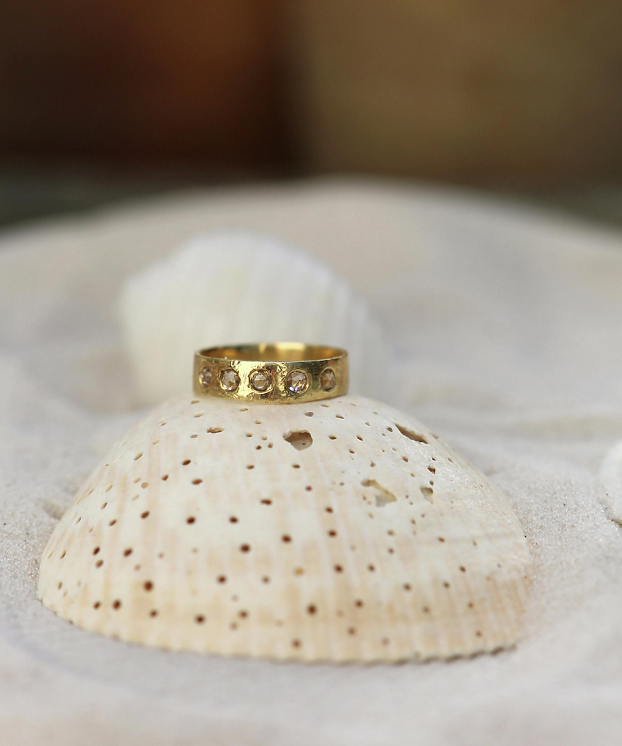 5 Octobre - 14ct Gold Band Ring image number 2