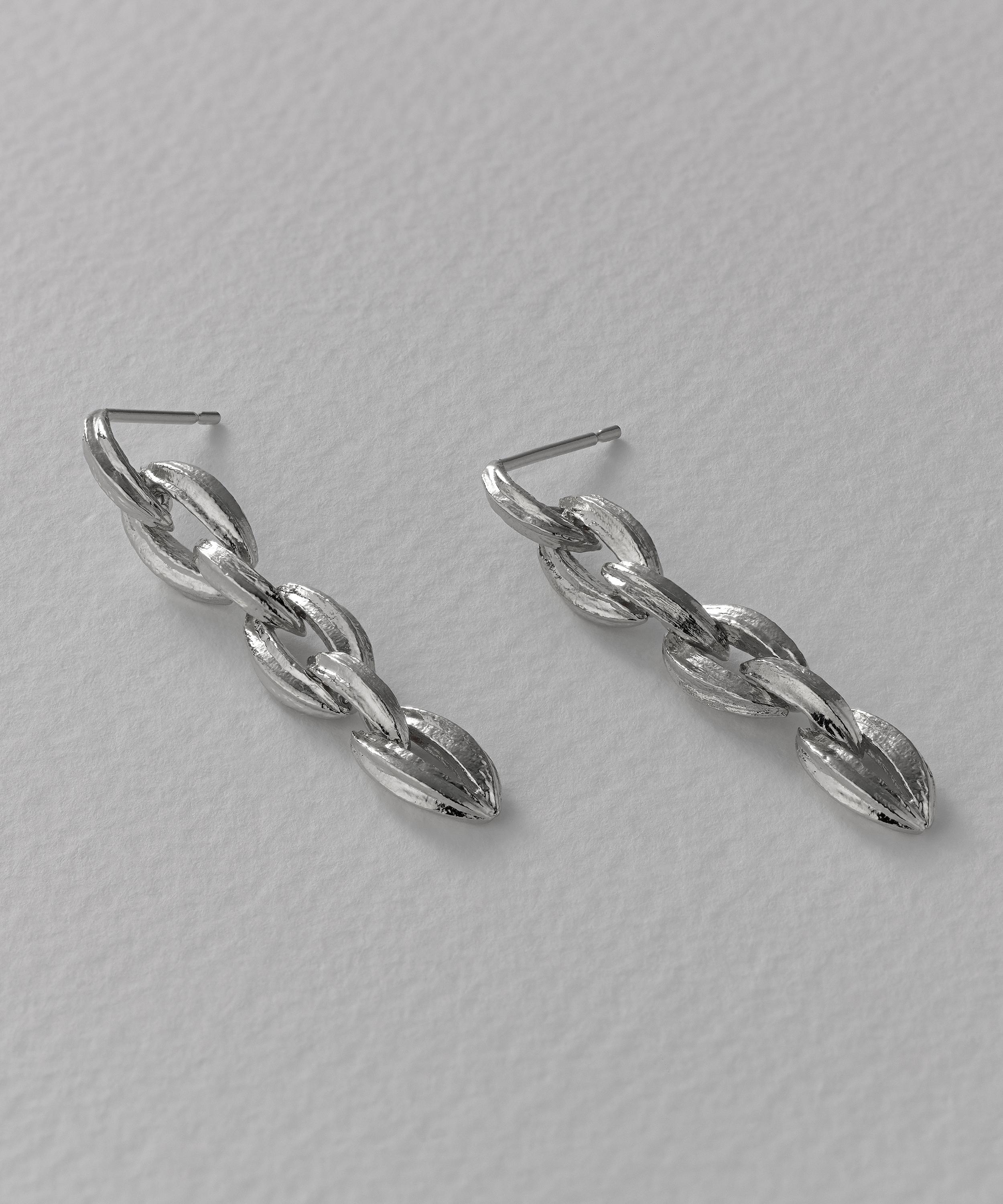 Alex Monroe - Sterling Silver Linked Kissing Seed Drop Earrings image number 2