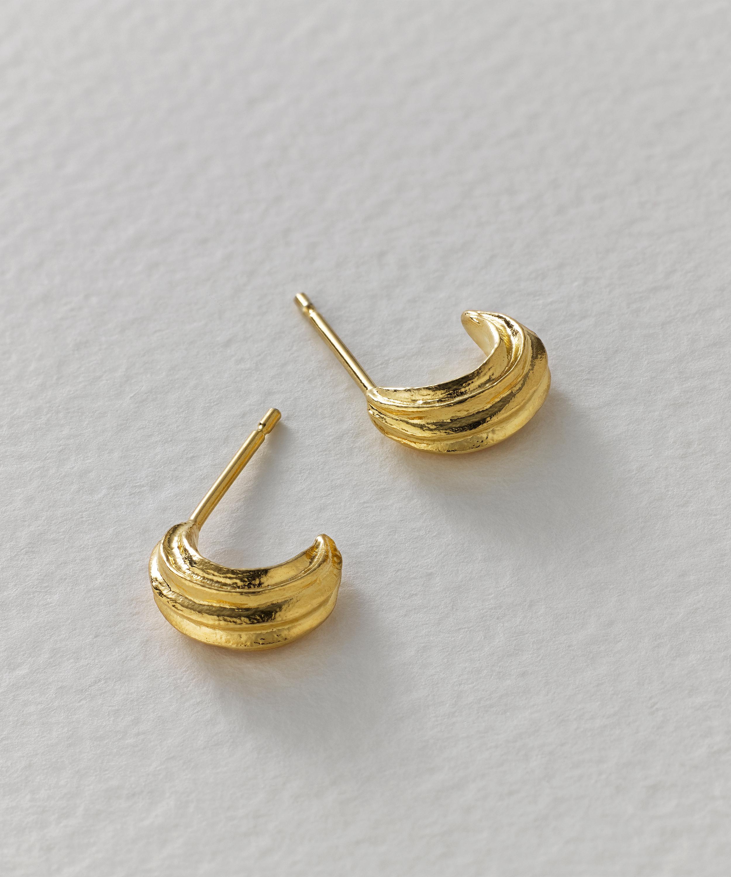 Alex Monroe - 22ct Gold-Plated Kissing Seed Huggie Hoop Earrings image number 2