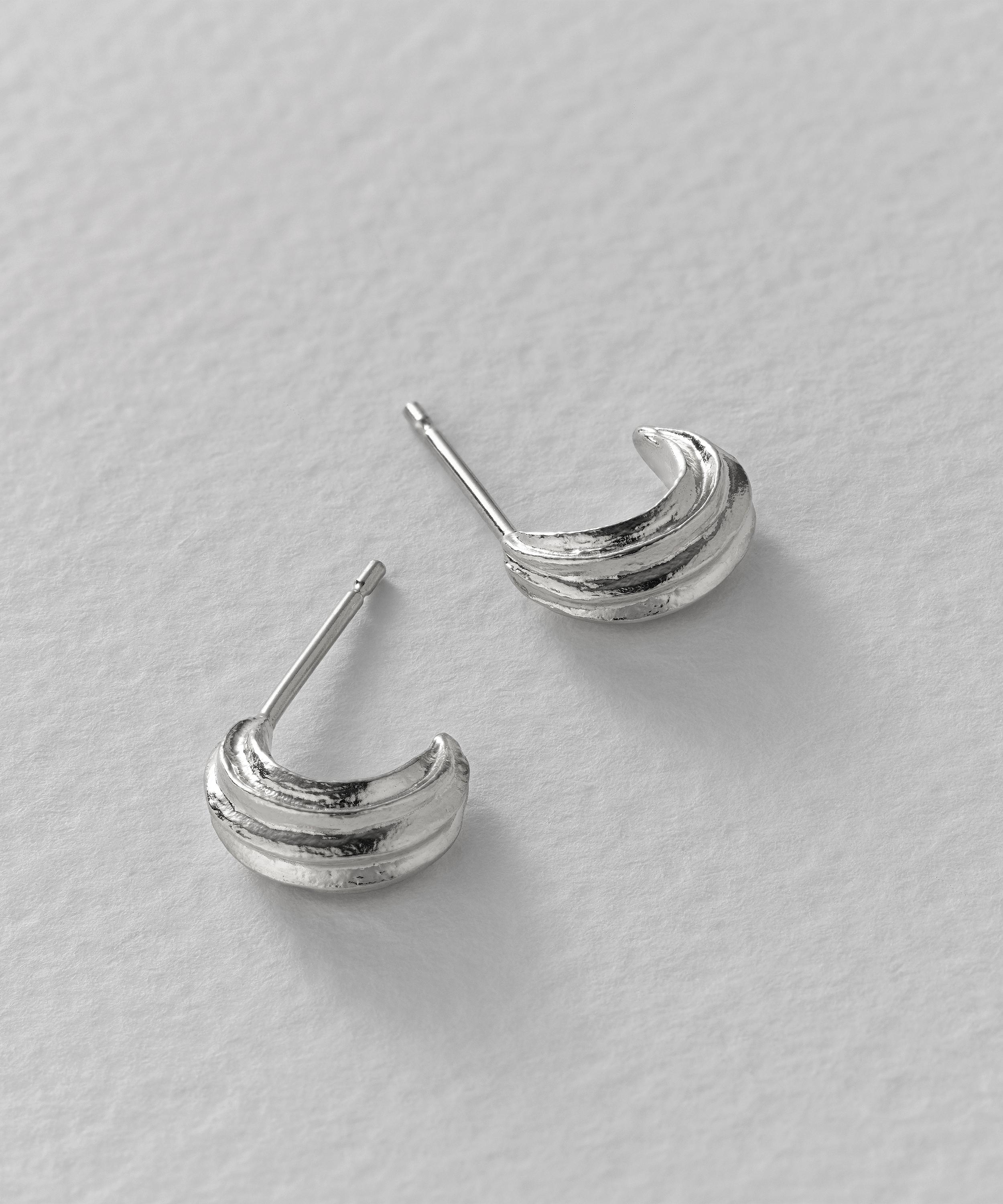 Alex Monroe - Sterling Silver Kissing Seed Huggie Hoop Earrings image number 2