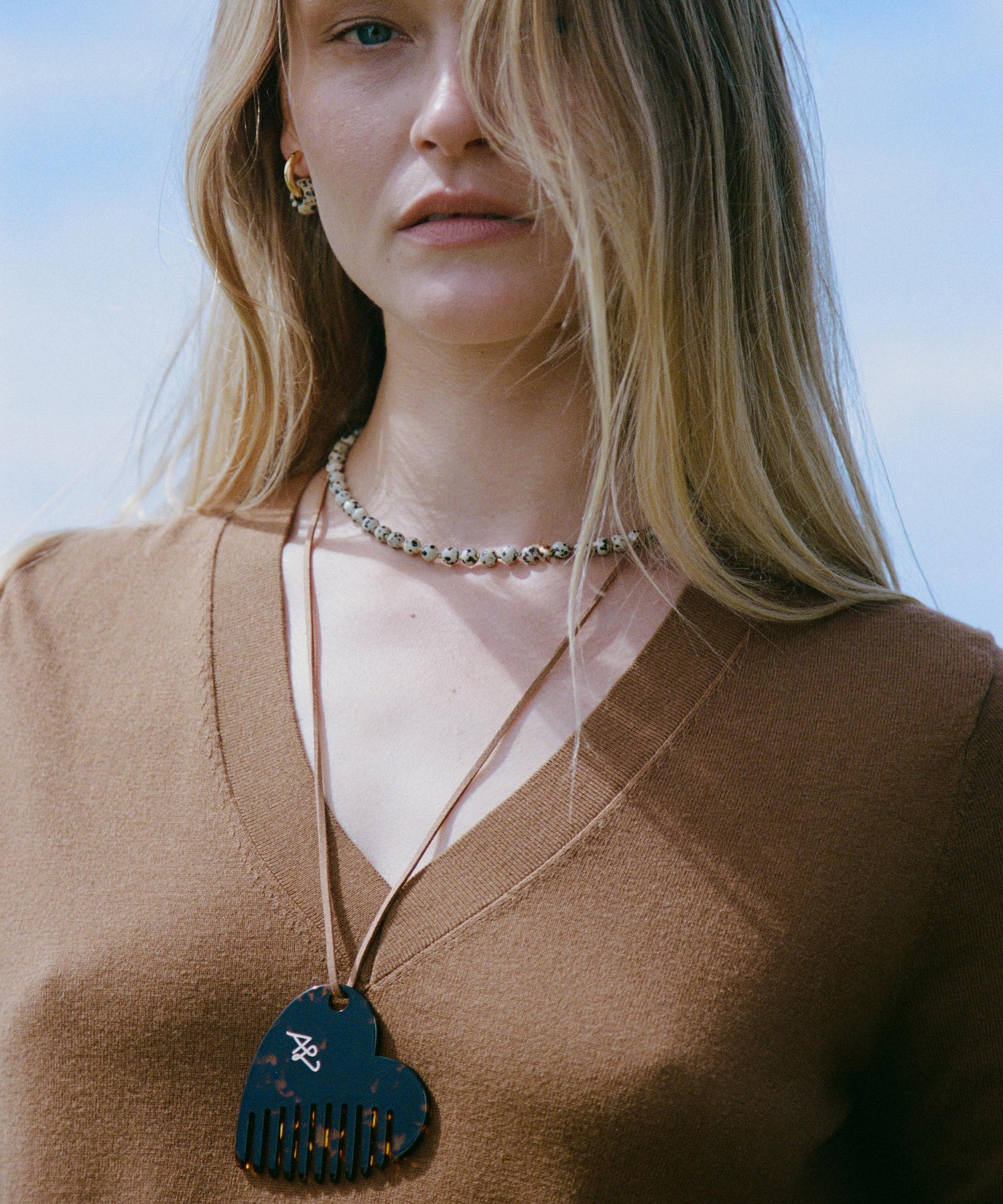ANNI LU - Heartcomber Pendant Necklace image number 1