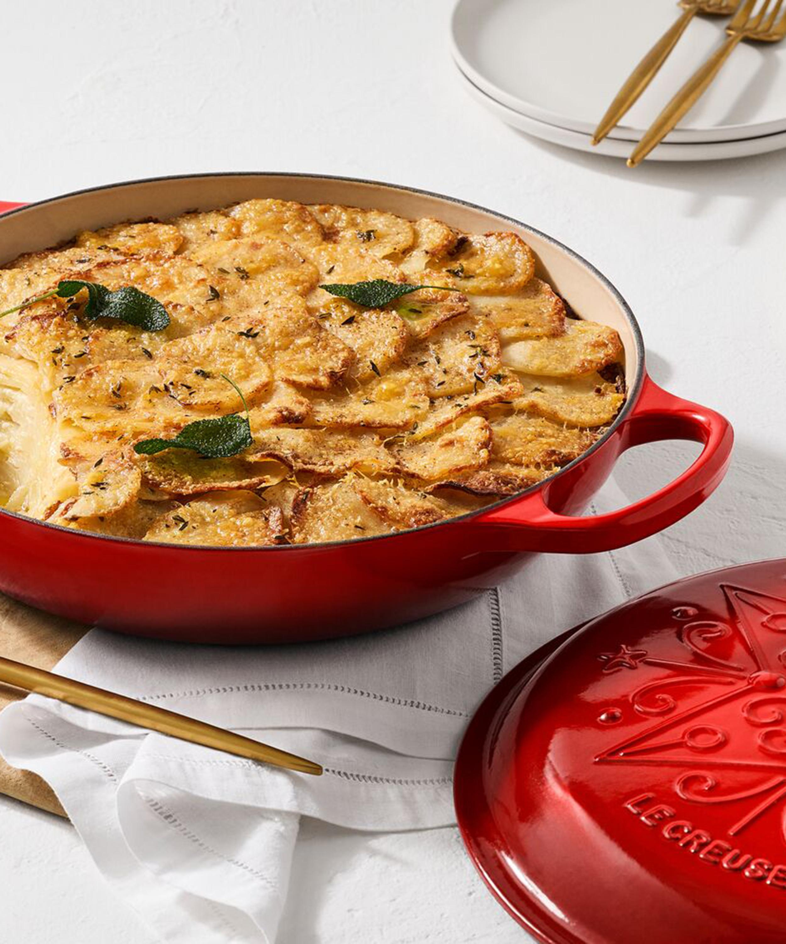 Le Creuset - Enamelled Cast Iron L'&Eacute;toile Signature Shallow Casserole 30cm Cerise image number 6