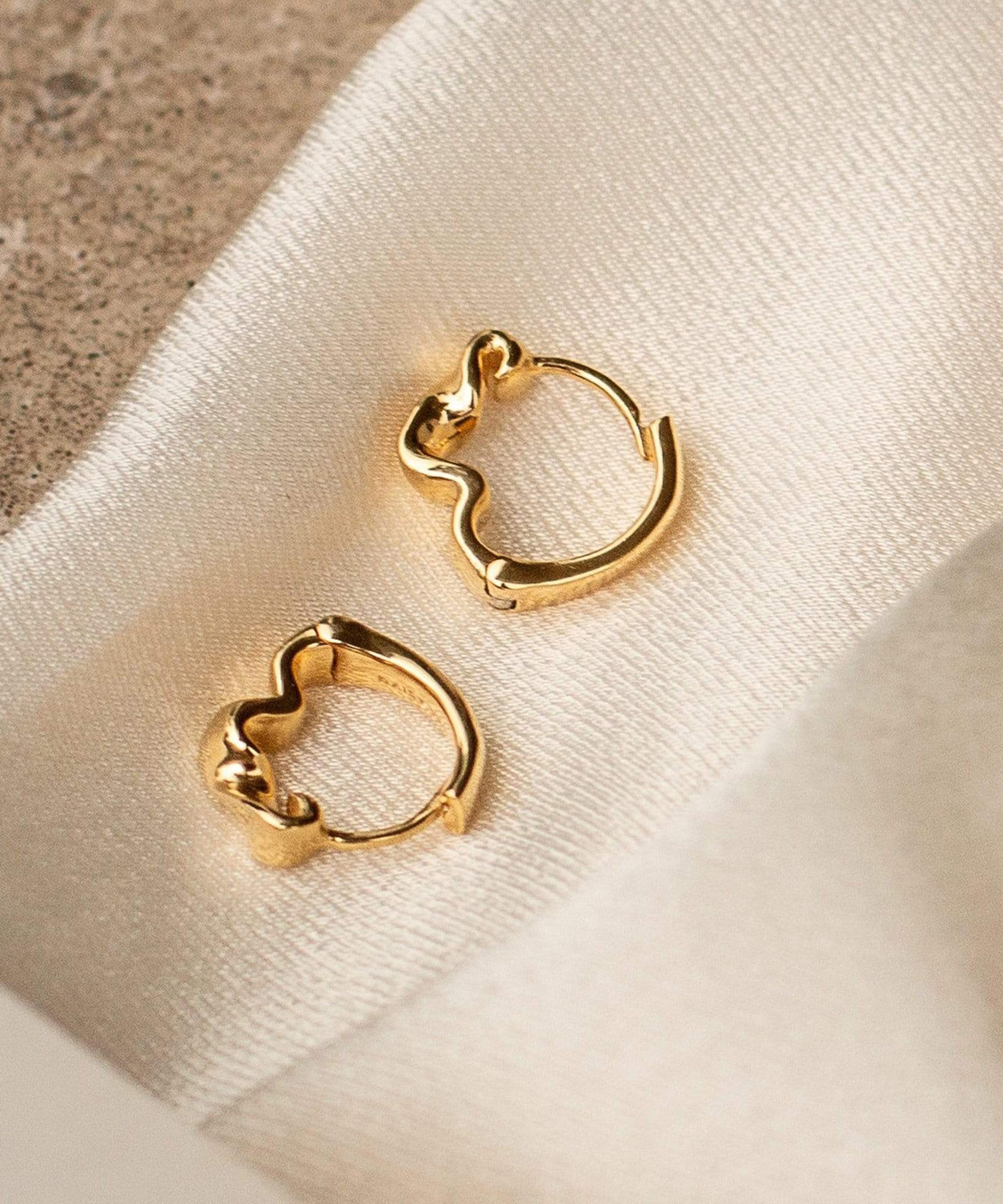 Daisy London - 18ct Gold-Plated Est&eacute;e Lalonde Flow Huggie Hoop Earrings image number 2
