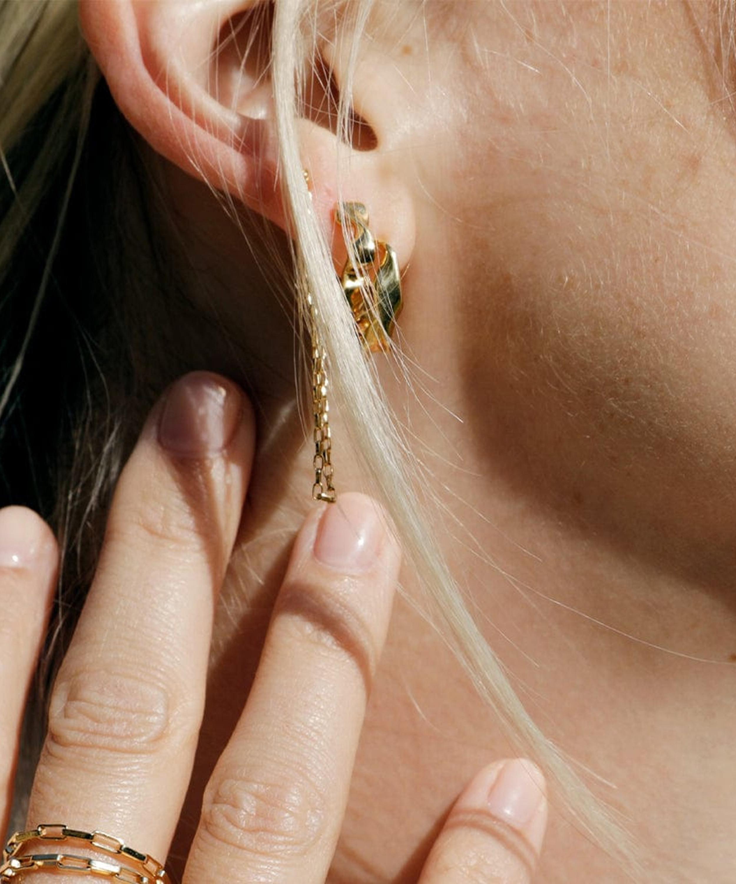 Daisy London - 18ct Gold-Plated Est&eacute;e Lalonde Flow Huggie Hoop Earrings image number 3