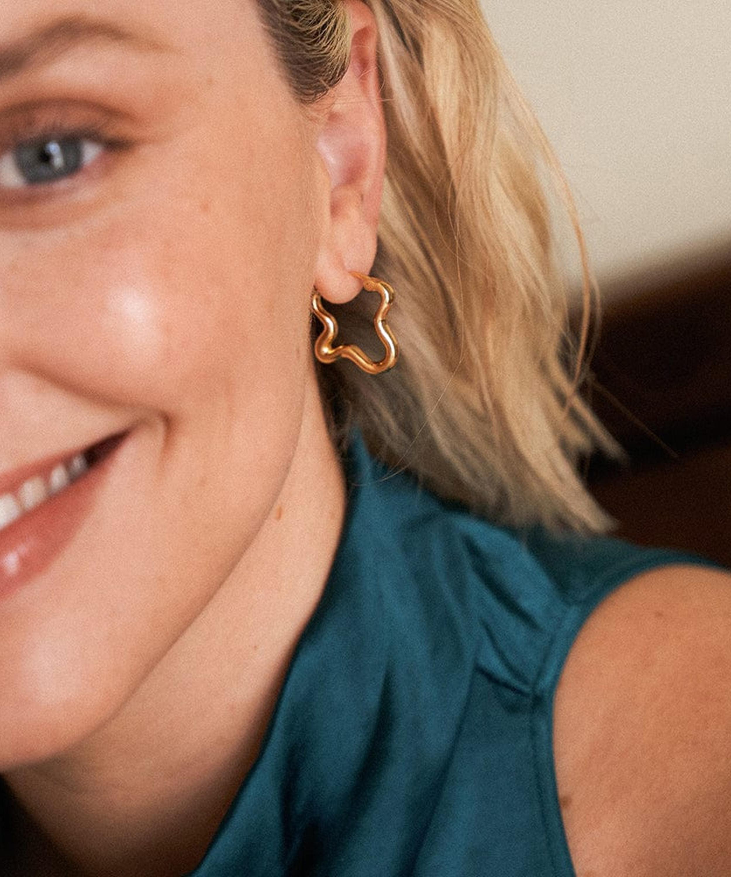 Daisy London - 18ct Gold-Plated Est&eacute;e Lalonde Wavy Hoop Earrings image number 1