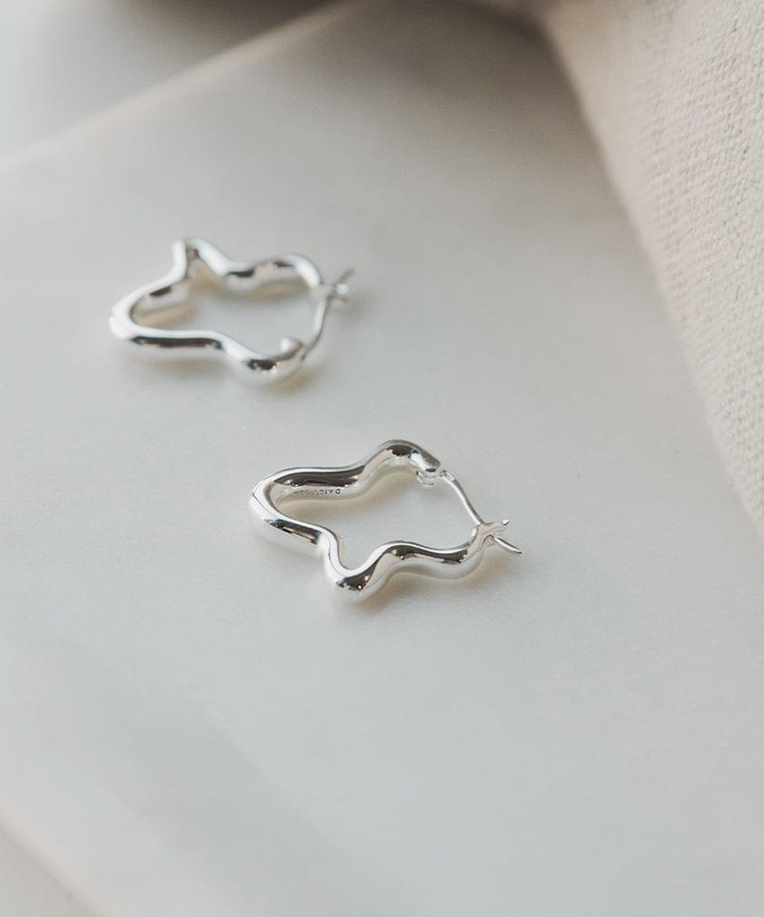 Daisy London - Sterling Silver Est&eacute;e Lalonde Wavy Hoop Earrings image number 2