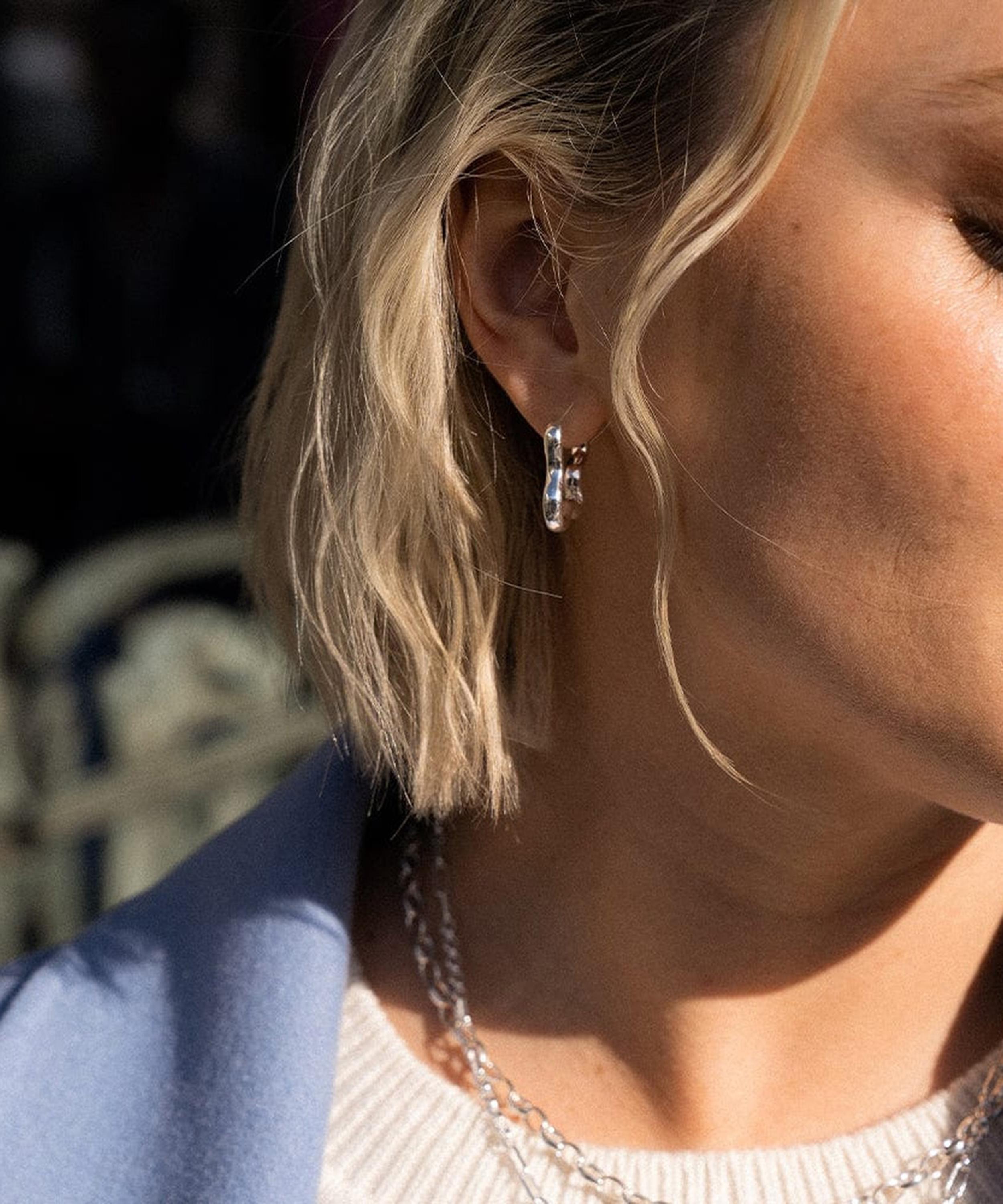 Daisy London - Sterling Silver Est&eacute;e Lalonde Wavy Hoop Earrings image number 3