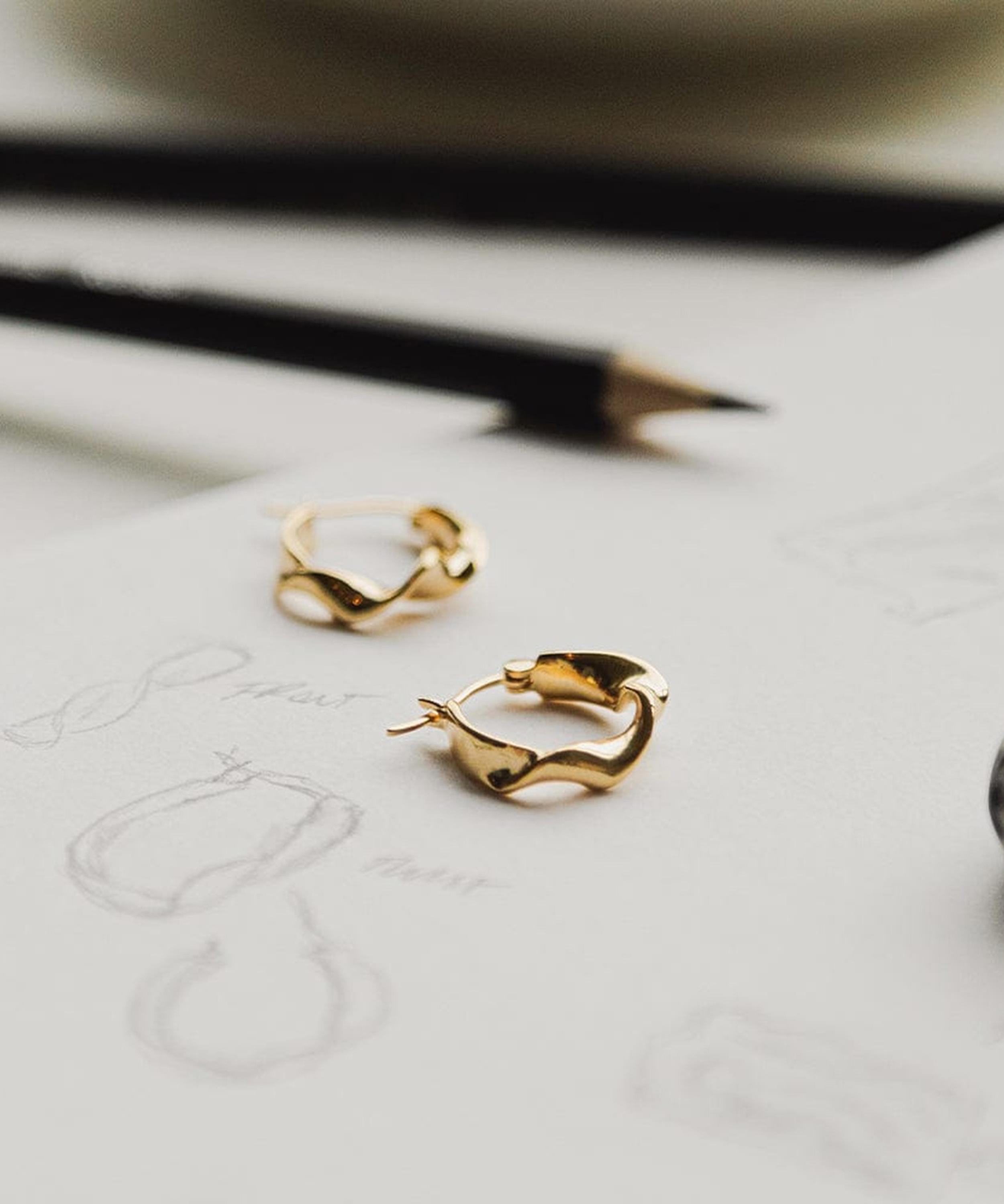 Daisy London - 18ct Gold-Plated Est&eacute;e Lalonde Flow Hoop Earrings image number 3