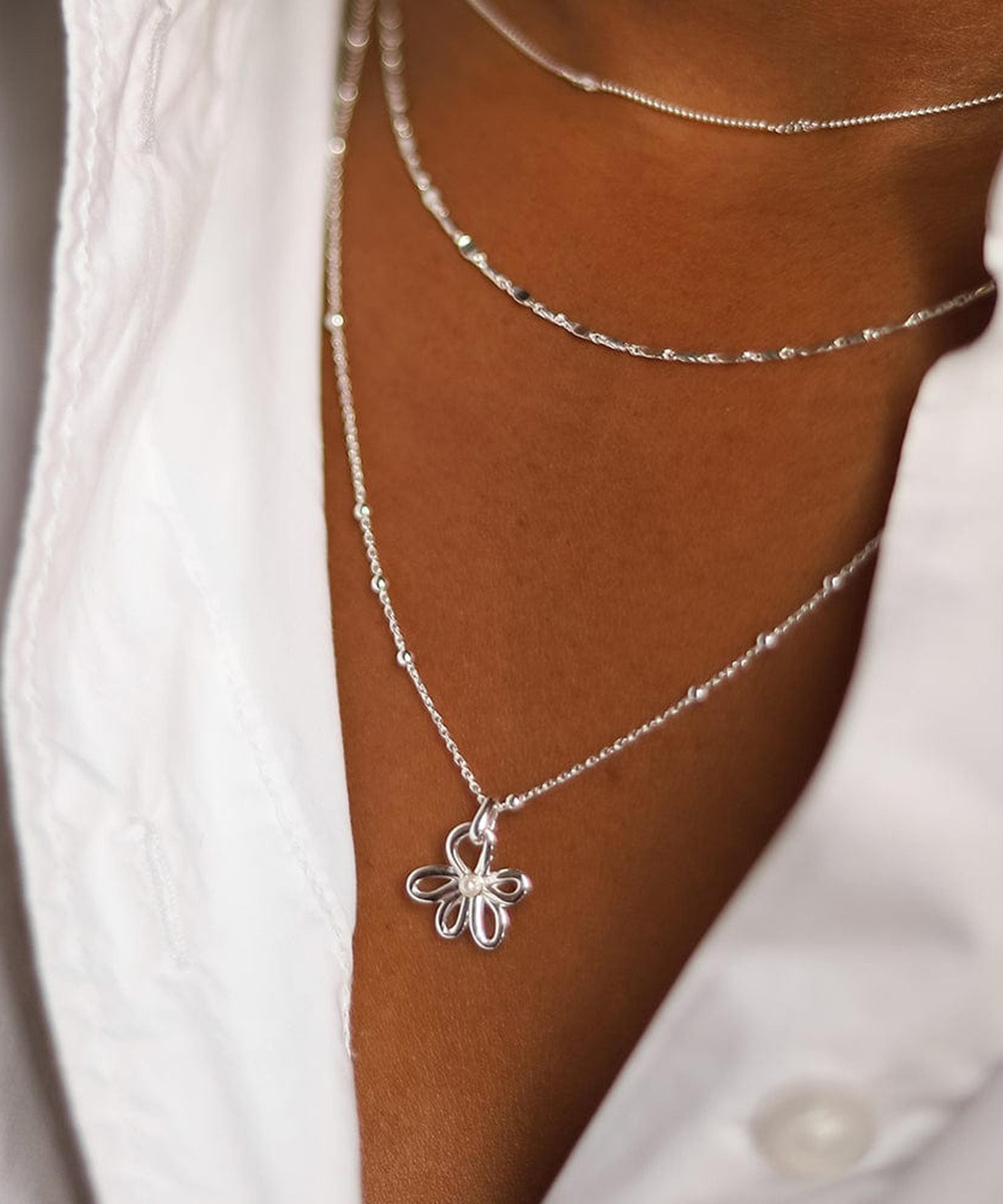 Daisy London - Sterling Silver Daisy Bow Pendant Necklace image number 1