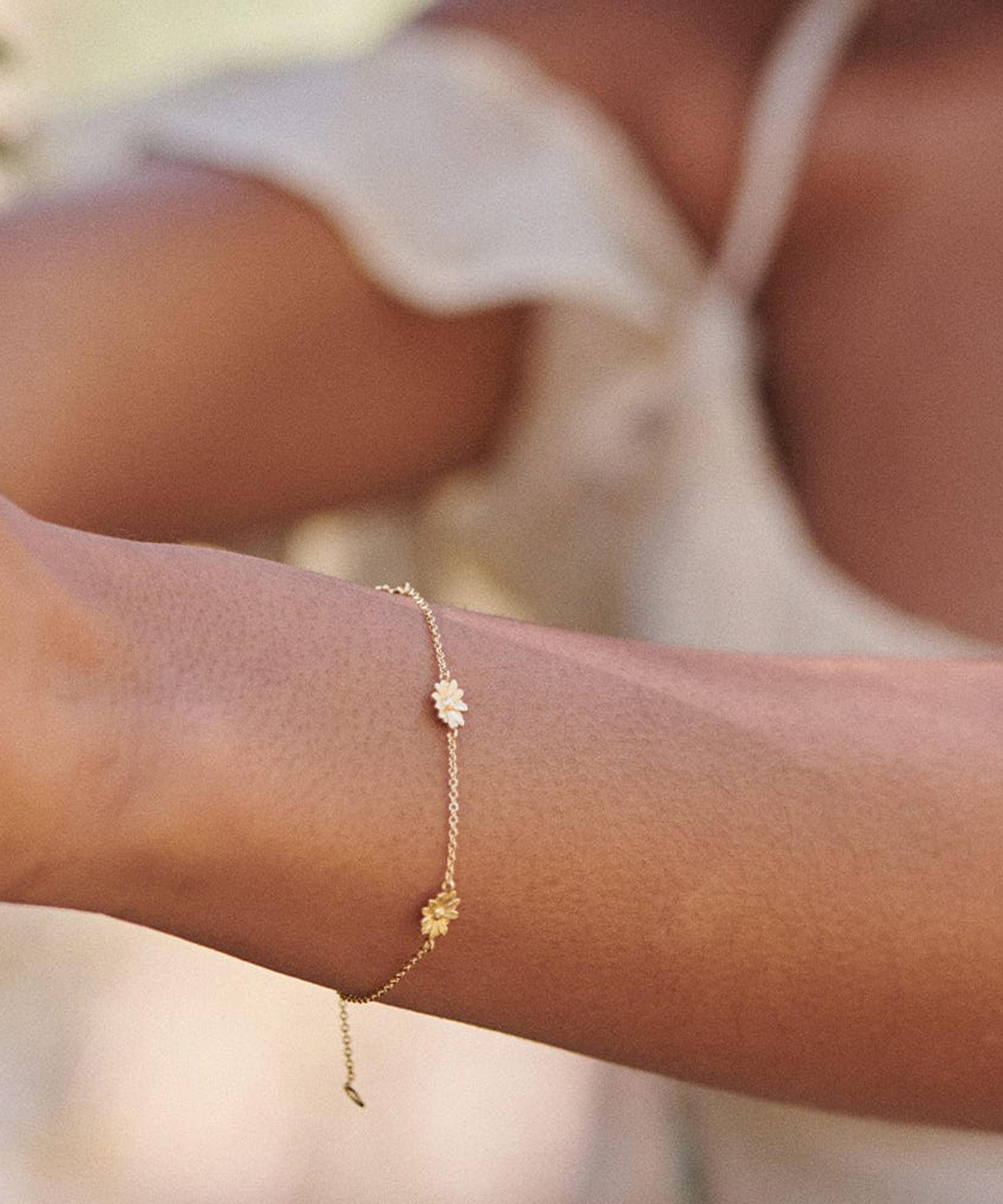 Daisy London - 18ct Gold-Plated Daisy Flower Chain Bracelet image number 1