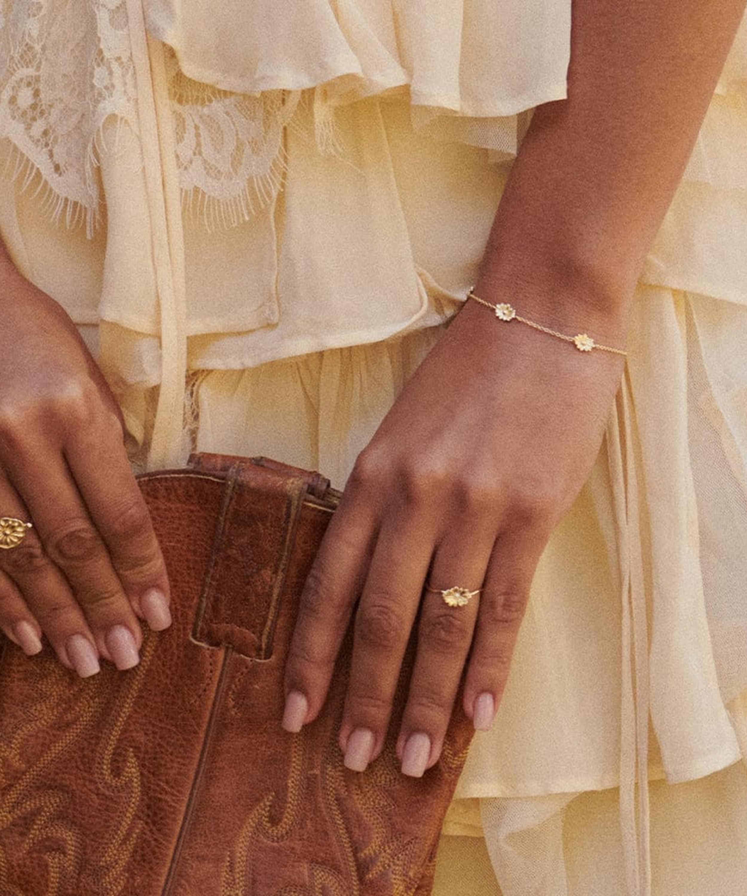 Daisy London - 18ct Gold-Plated Daisy Flower Chain Bracelet image number 2