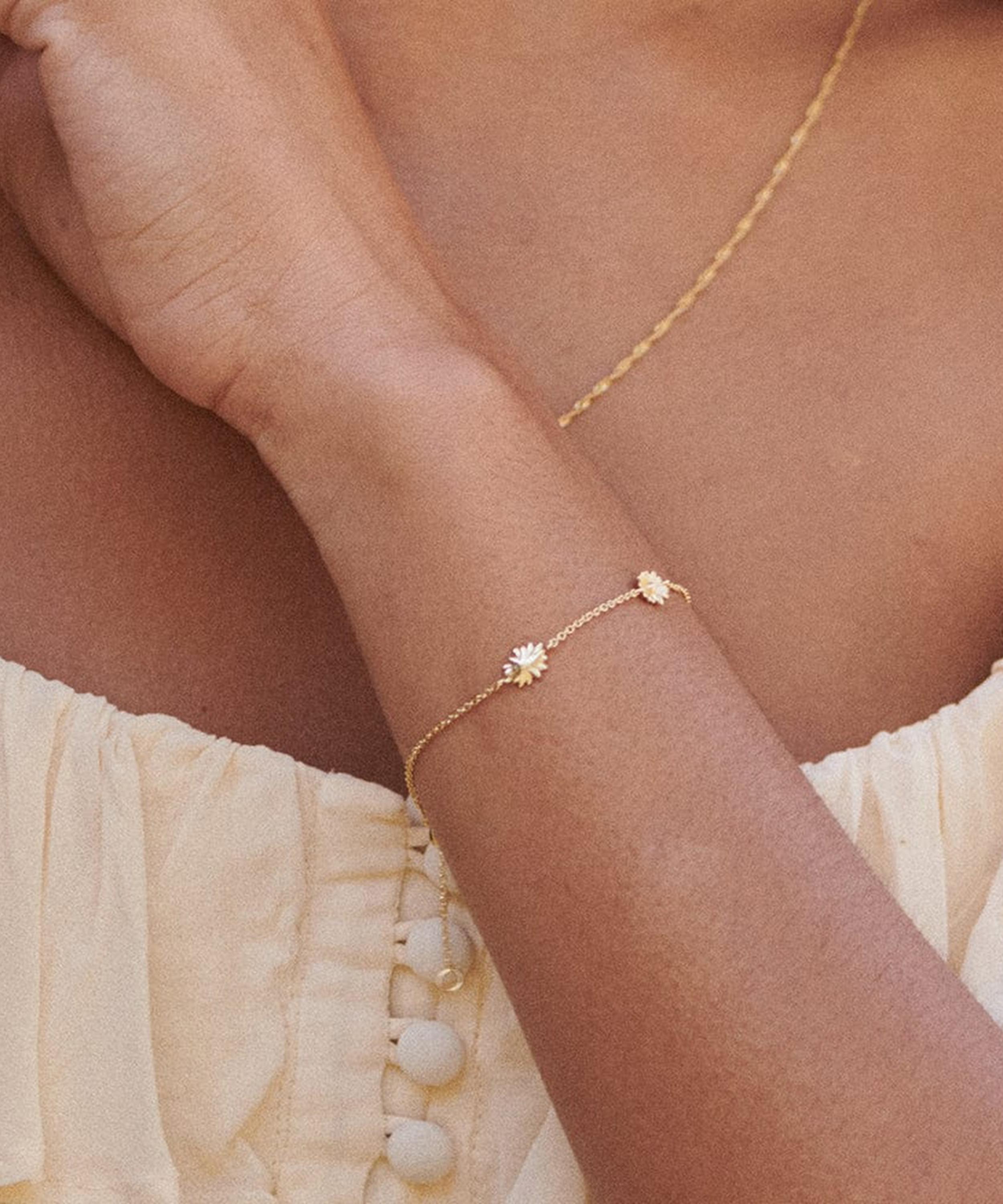 Daisy London - 18ct Gold-Plated Daisy Flower Chain Bracelet image number 3