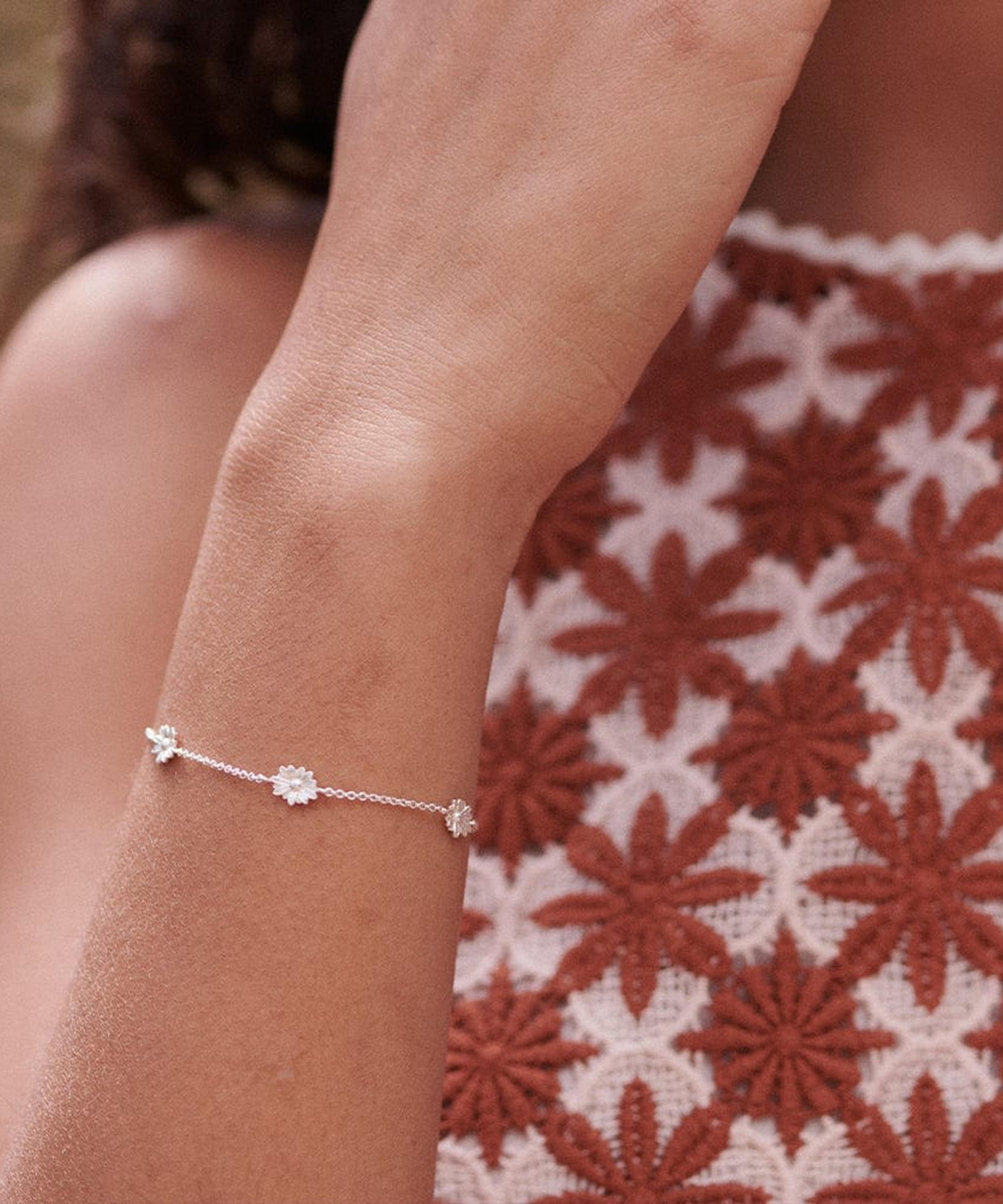 Daisy London - Sterling Silver Daisy Flower Chain Bracelet image number 1