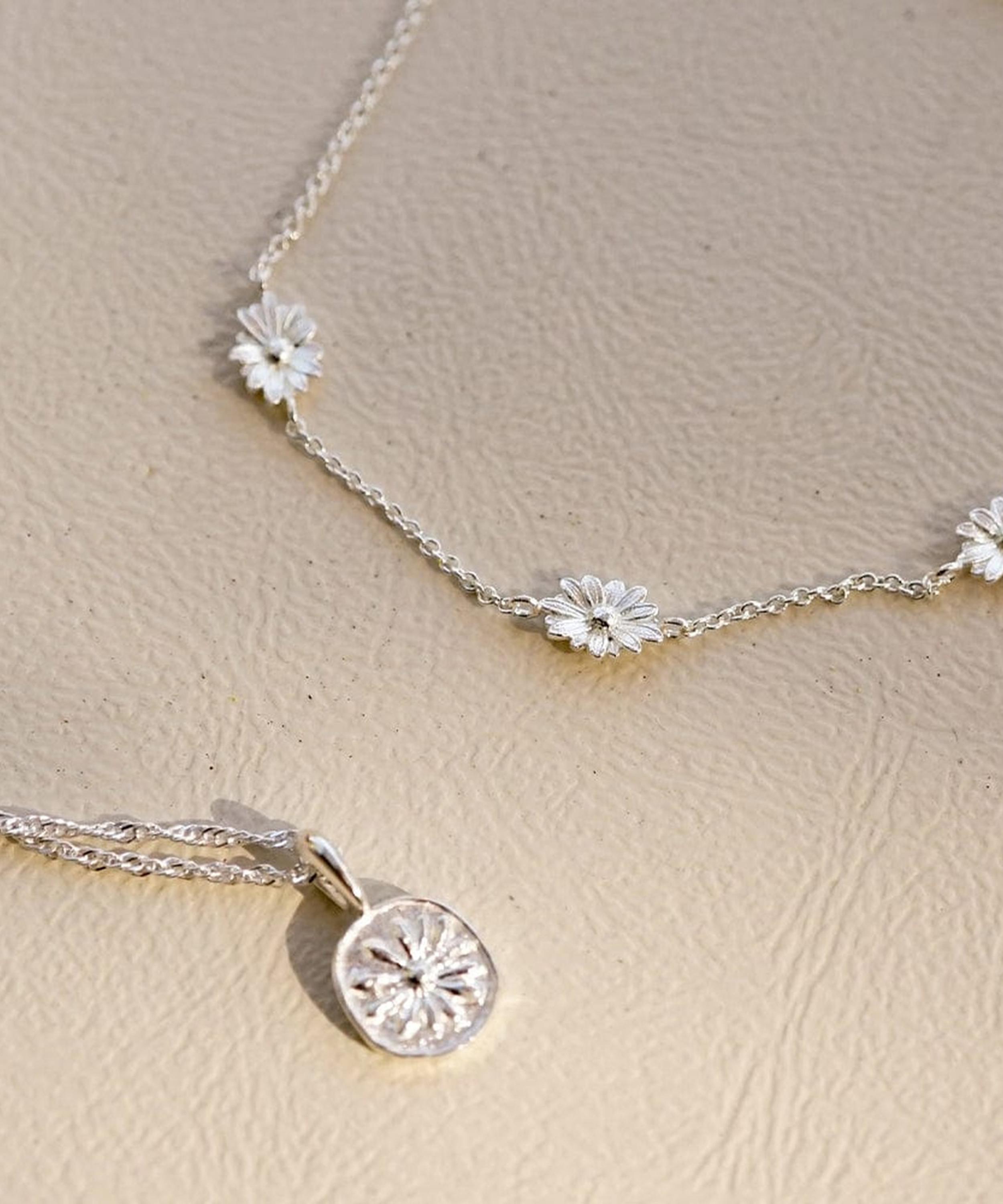 Daisy London - Sterling Silver Daisy Flower Chain Bracelet image number 2